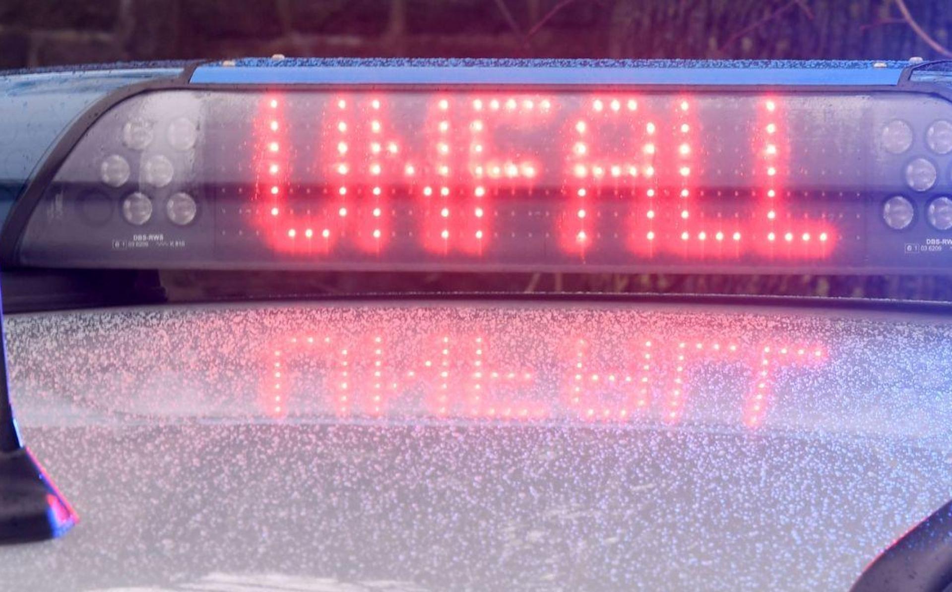 Die Leuchtschrift „Unfall“ ist auf dem Dach eines Streifenwagens zu sehen. (Bild: Carsten Rehder/dpa/Symbolbild)
