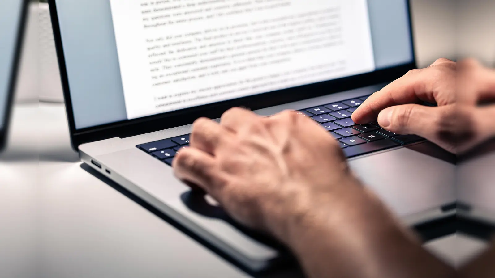 Der Lebenslauf muss nicht auffallen um jeden Preis. Ehrlichkeit, Klarheit und Ordnung zählen ebenfalls stark. (Bild: terovesalainen_AdobeStock_706474685)