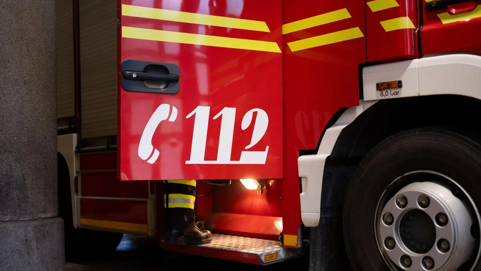 Nach dem Notruf waren die umliegenden Feuerwehren mit gut 50 Einsatzkräften ausgerückt.  (Symbolbild: Niklas Treppner/dpa)
