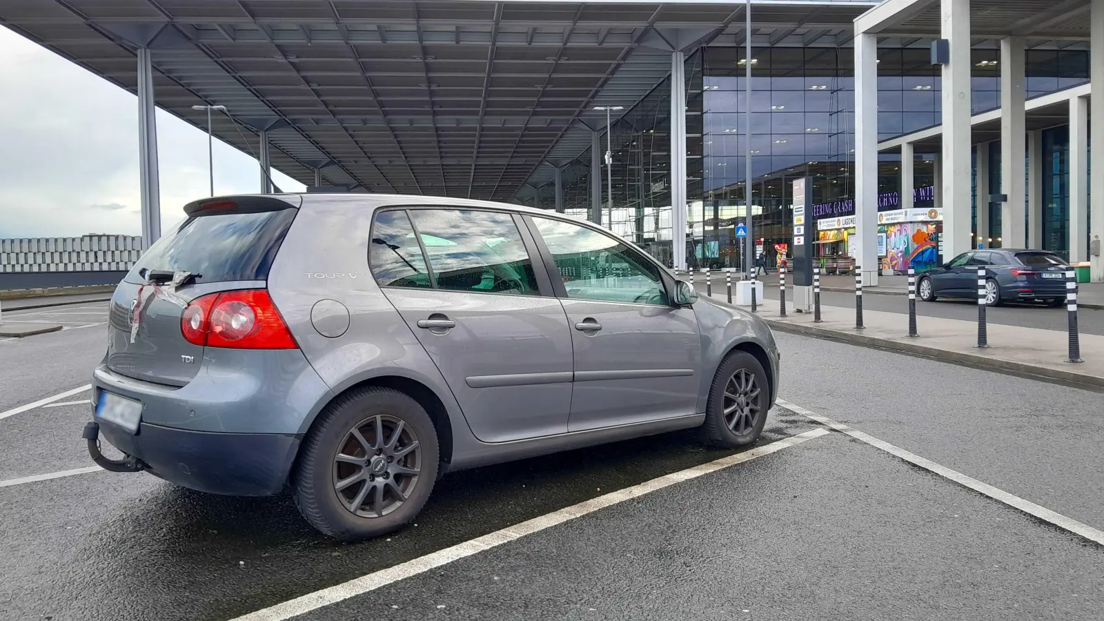 In Berlin macht ein Auto Schlagzeilen, für das mittlerweile Zehntausende Euro Parkgebühren aufgelaufen sein sollen.  (Bild: Anja Sokolow)