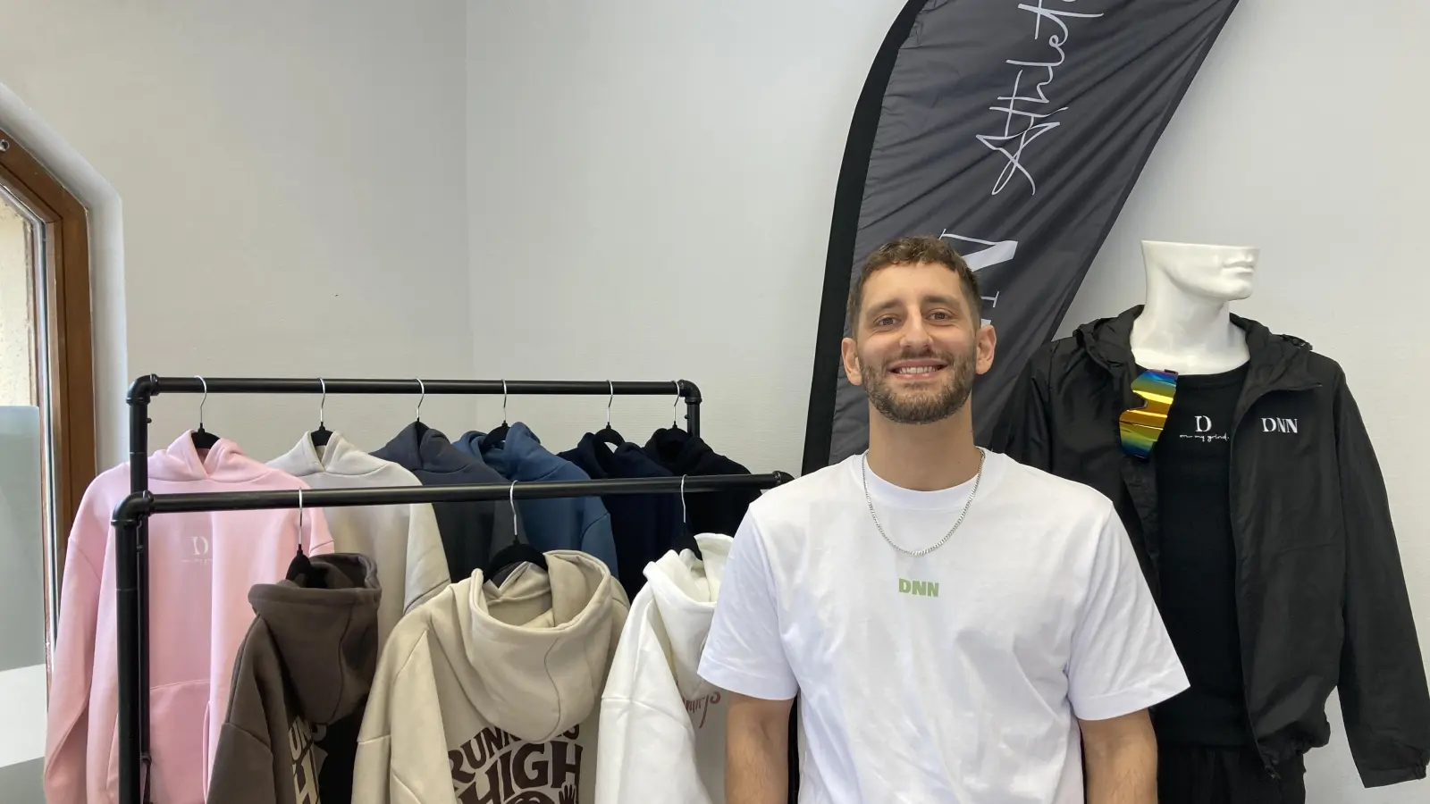 Shahin Zenddyeh ist der Gründer von DNN Athletics. Vom 1. bis 17. April kann man im Amberger Stadtlabor seine Sportswear kaufen.  (Bild: Stefanie Swann)