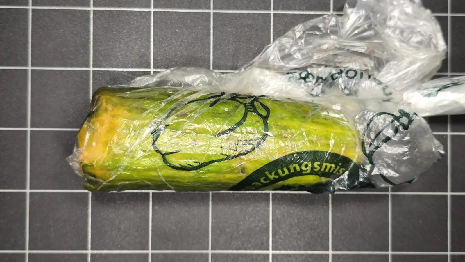 Eine Frau aus der Gemeinde Birgland wurde beim Online-Kauf einer Goldmünze betrogen. Statt der Münze fand sie diese Gurke im Paket. (Symbolbild: Polizei Sulzbach-Rosenberg)