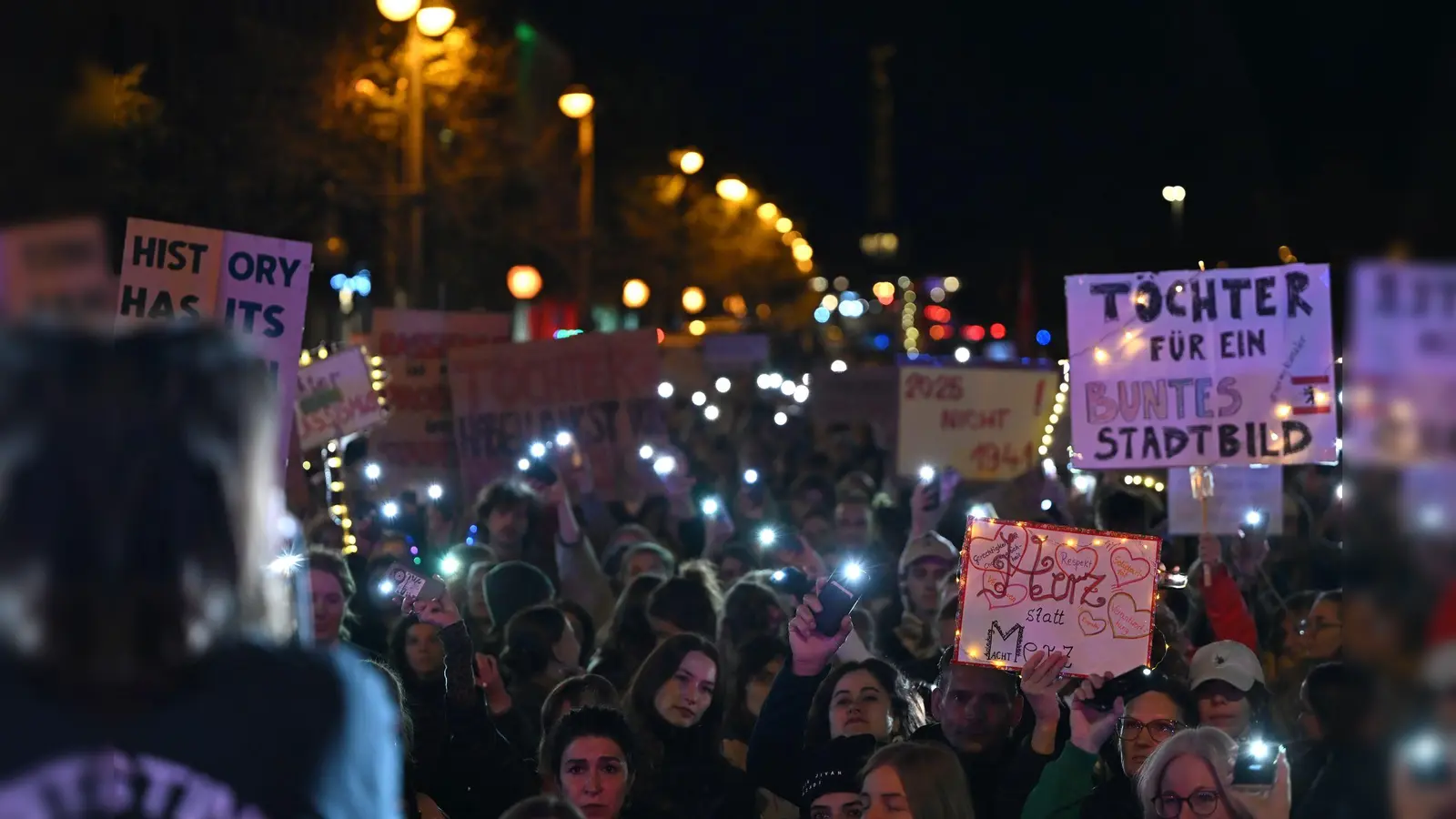 Laut Polizei kamen rund 2.000 Menschen zu der Demonstration.  (Bild: Lilli Förter/dpa)