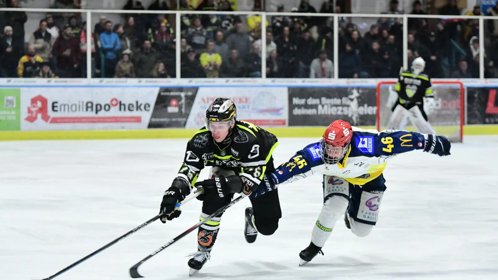 Die Cracks des ERSC Amberg (dunkle Trikots) feierten zuletzt gegen die Mighty Dogs Schweinfurt ihren ersten Saisonsieg. (Bild: SignaLight)