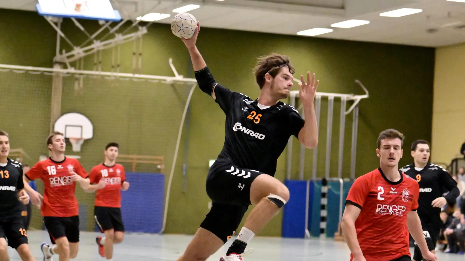 Leonhard Schatz ist stets einer der besten Werfer bei der HG Amberg. Trifft das auch für das Gastspiel in Weiden zu? (Bild: Hubert Ziegler)