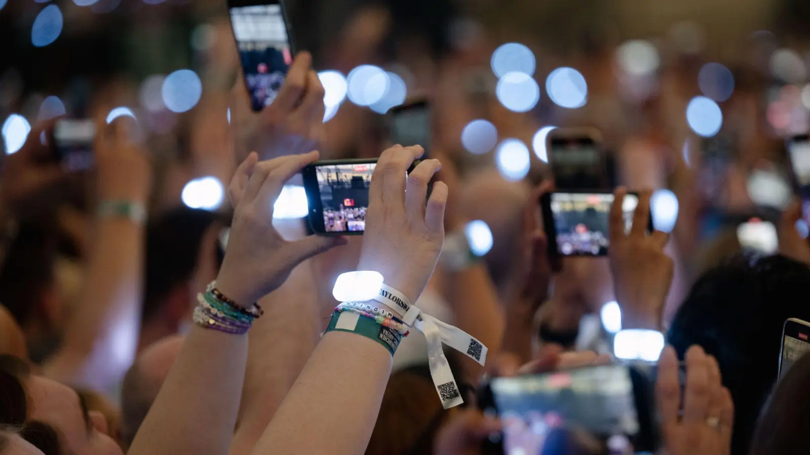 In ein Meer aus Smartphone-Bildschirmen zu schauen, findet nicht jeder Künstler gut. (Symbolbild) (Bild: Marius Becker/dpa)