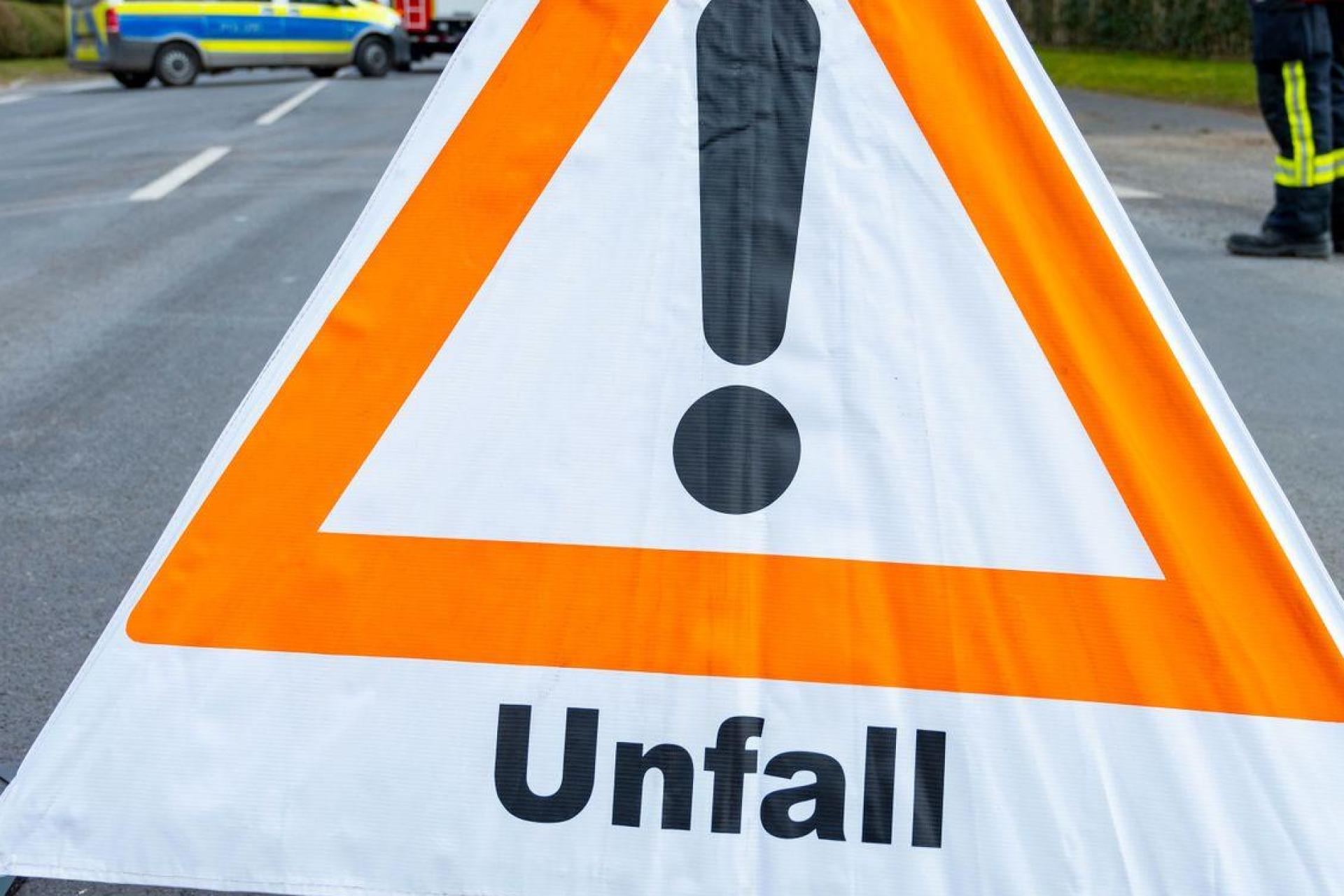 Ein Paketfahrer übersieht beim Wenden einen Peugeot, der daraufhin frontal in den Transporter kracht.  (Symbolbild: Stefan Sauer/dpa/Symbolbild)