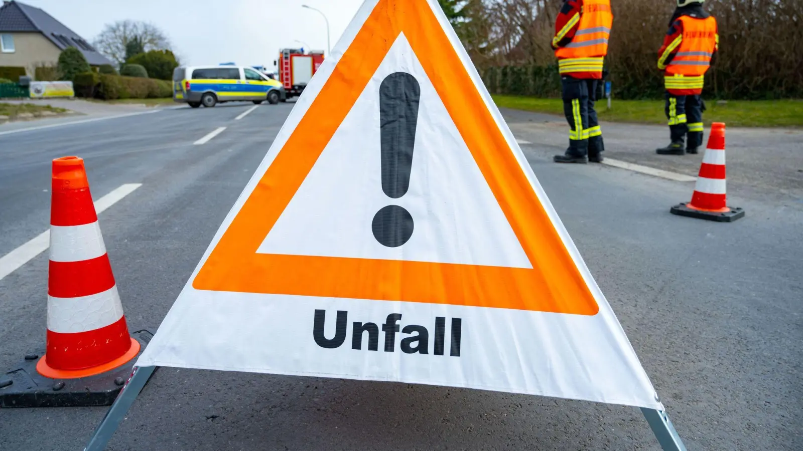 Ein Paketfahrer übersieht beim Wenden einen Peugeot, der daraufhin frontal in den Transporter kracht.  (Symbolbild: Stefan Sauer/dpa/Symbolbild)