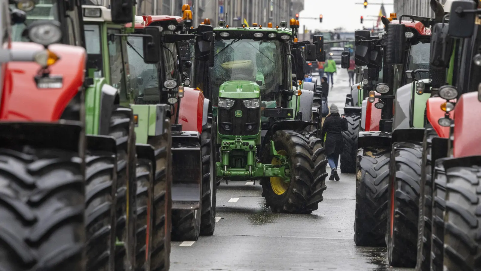 Landwirte demonstrieren am Mittwoch mit einer Protestfahrt bis nach Mittelfranken. (Symbolbild: Nicolas Maeterlinck/dpa)