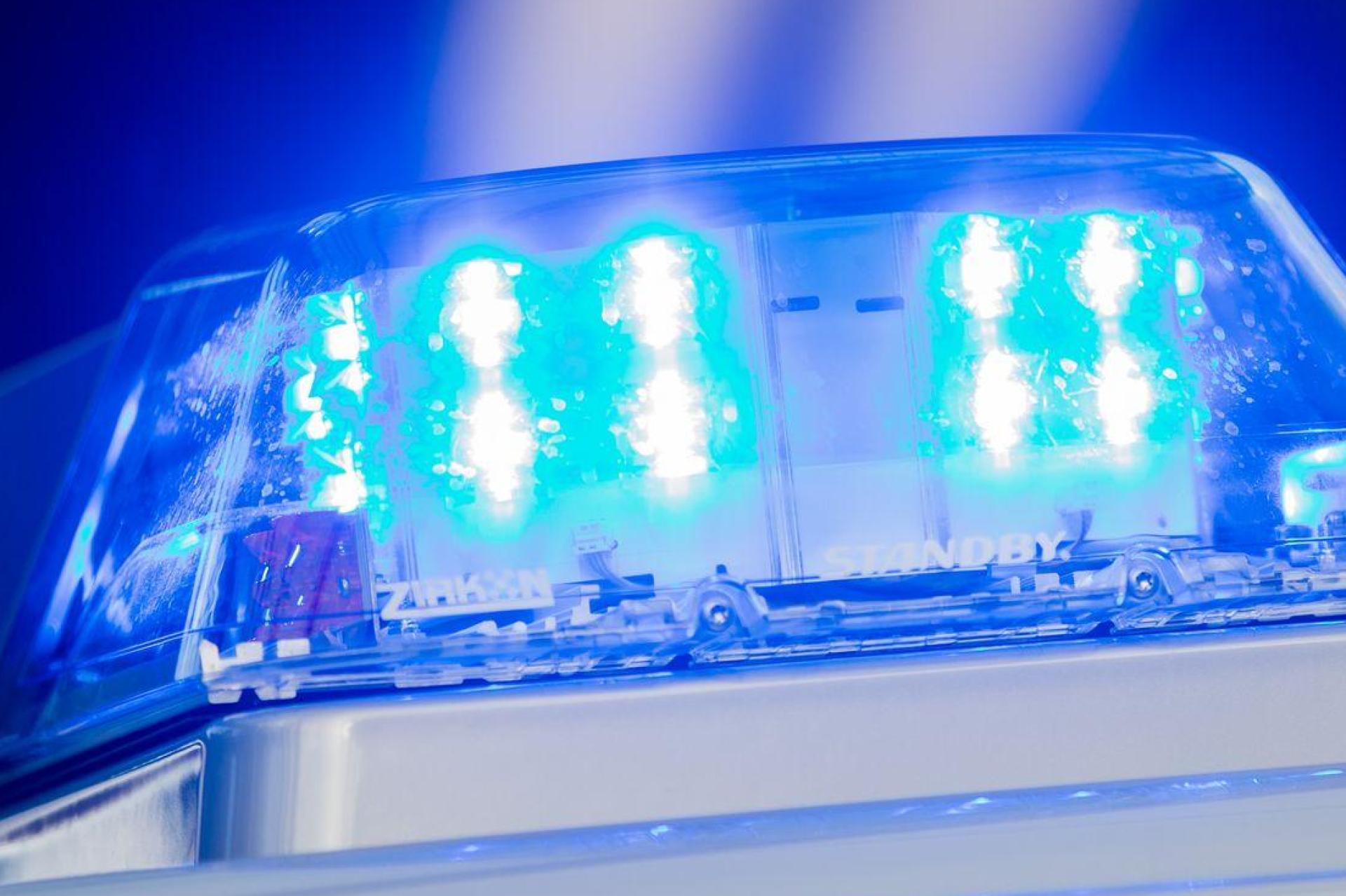 Ein Mann, der betrunken Auto gefahren und während des Fahren eingeschlafen ist, bekommt jetzt Ärger mit der Polizei. (Symbolbild: Rolf Vennenbernd/dpa)