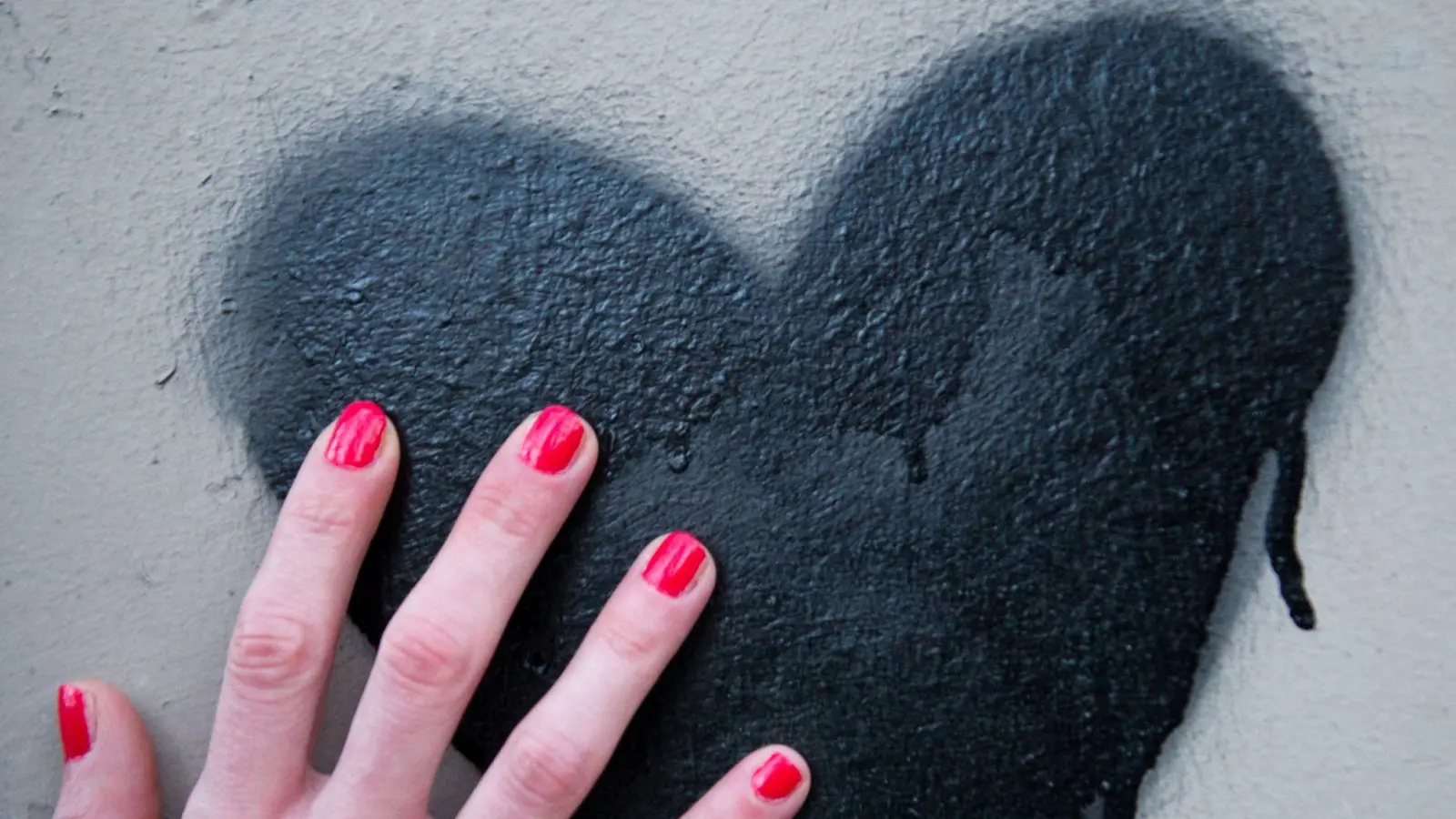 „Loverboys nutzen die Sehnsucht von Mädchen und Frauen nach Zuneigung, Verständnis und Partnerschaft auf perfide Weise aus“, sagt Nordrhein-Westfalens Ministerin für Kinder und Jugend, Josefine Paul. (Bild: Inga Kjer/dpa)