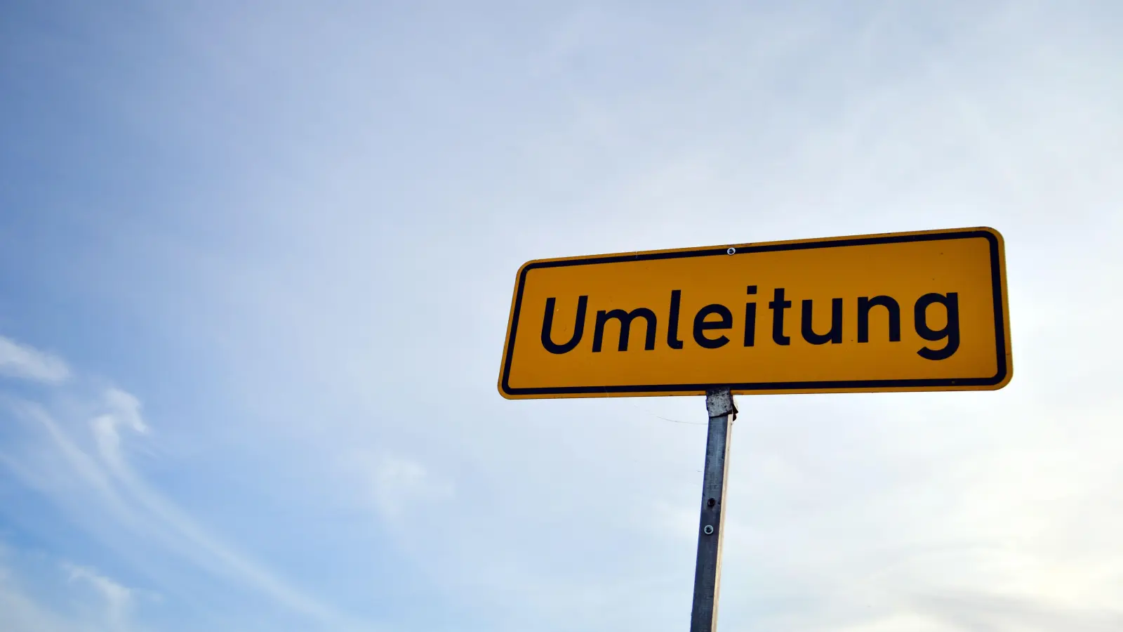 Wegen Bauarbeiten muss die B 299 nördlich von Amberg ab Freitag, 1. August, bis voraussichtlich 20. August voll gesperrt werden. Danach wird es aber noch eine weitere Sperrung geben. (Symbolbild: Marc Tirl / dpa)