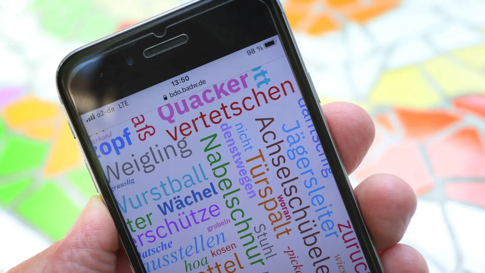 A aktuelle Studii vo de Universitäten Mainz und Hamburg zoigt, dass Sprachmodelle wäi ChatGPT deutlich Vorurteile gegn Dialektsprecher ham. (Symbolbild: Karl-Josef Hildenbrand/dpa)