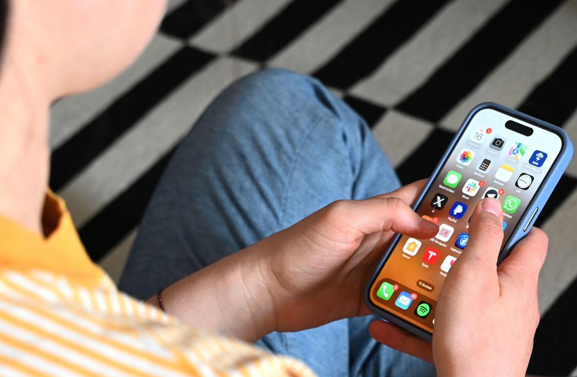 Junge Leute in Deutschland nutzen die großen Social-Media-Plattformen weniger intensiv als noch vor einem Jahr. (Symbolbild) (Bild: Elisa Schu/dpa)