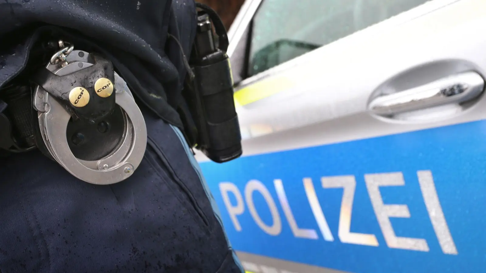 Polizisten setzen bei einem Einsatz ihre Dienstwaffe ein - es gibt einen Toten. (Symbolbild) (Bild: Karl-Josef Hildenbrand/dpa)