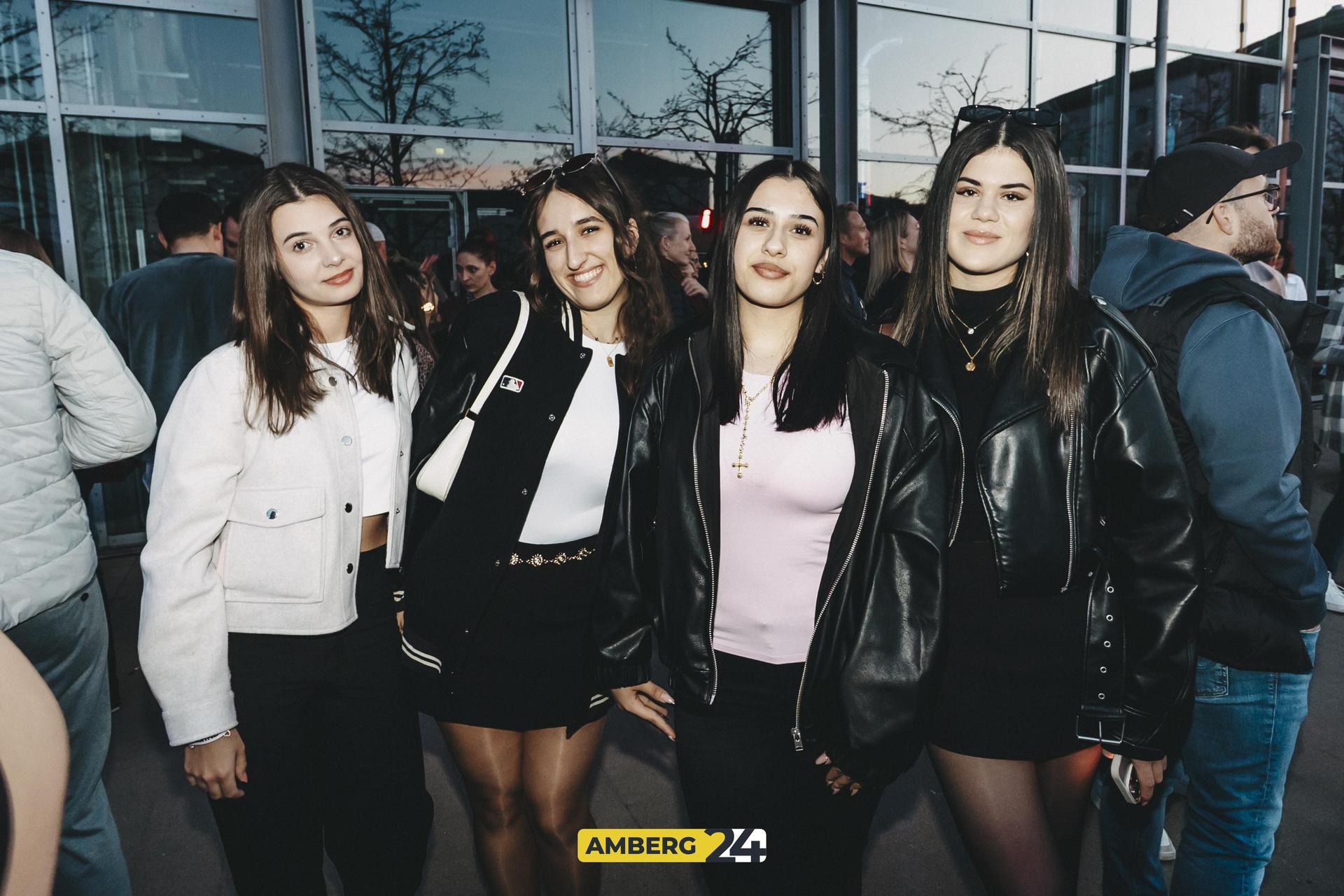 Das erste Mal fand in Amberg das Kirschblütenfestival statt. Der Campus der Amberger OTH verwandelte sich in ein pinkes Paradies. Lolo war für euch vor Ort.  (Bild: Lolografie)