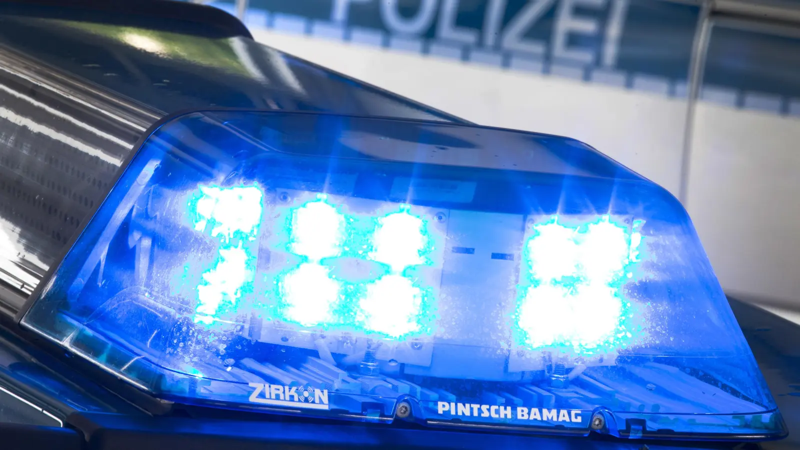 In Sulzbach-Rosenberg wird die Fassade eines Möbelhauses beschmiert. Die Polizei ermittelt wegen Sachbeschädigung. (Symbolbild: Friso Gentsch)