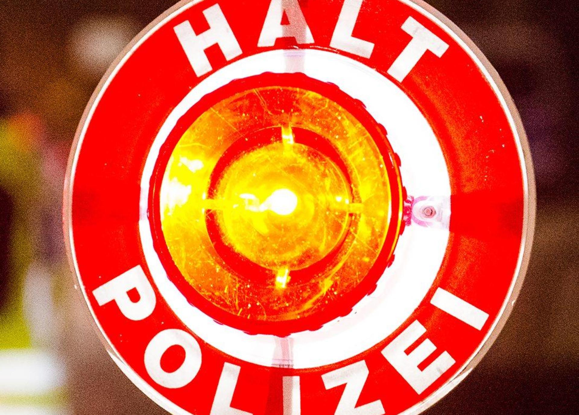 Auf der A6 hat es am Samstagmorgen einen Unfall mit einem Schwerverletzten gegeben. (Symbolbild: Daniel Bockwoldt/dpa)