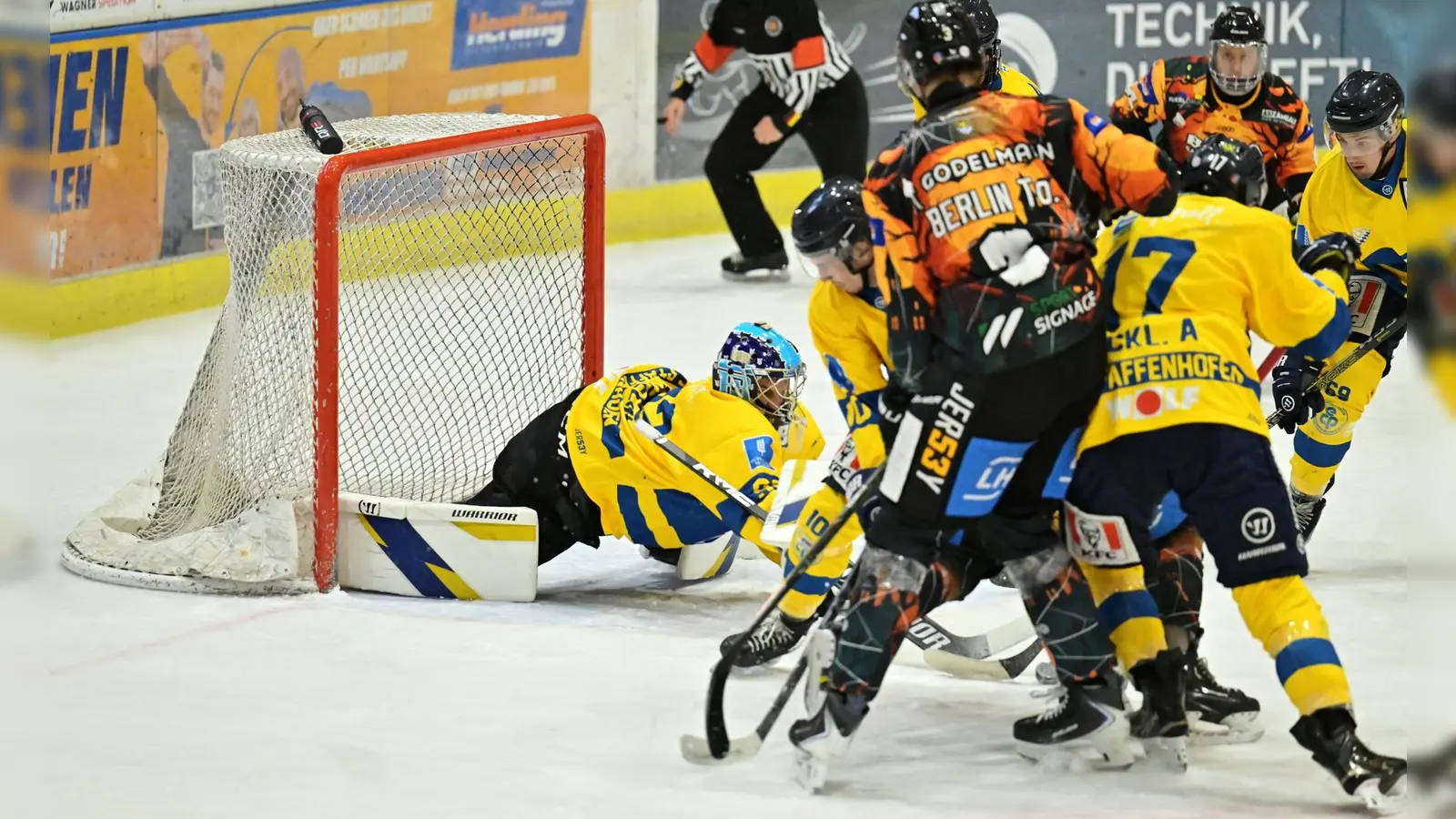 Alarmstufe Rot vor dem Kasten des EC Pfaffenhofen bei einem der vielen Powerplaysituationen im zweiten Drittel, doch Tom Berlin (3.v.l.) vergab eine Großchance für den ERSC Amberg.  (Bild: Hubert Ziegler)