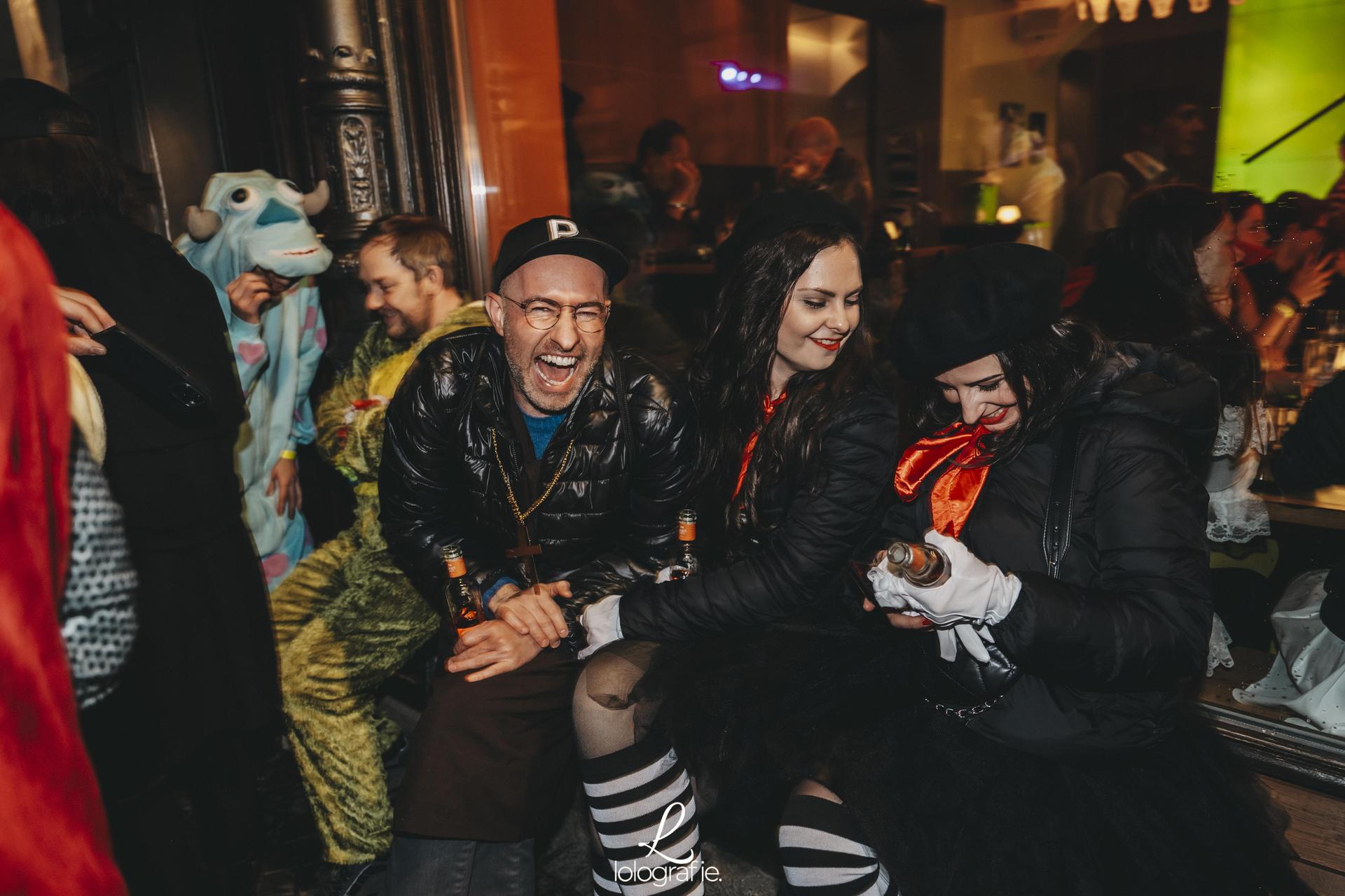 Hexennacht in Amberg. Die Fotos vom Weiberfasching am Marktplatz, exklusiv auf Amberg24.de (Bild: Lolografie)