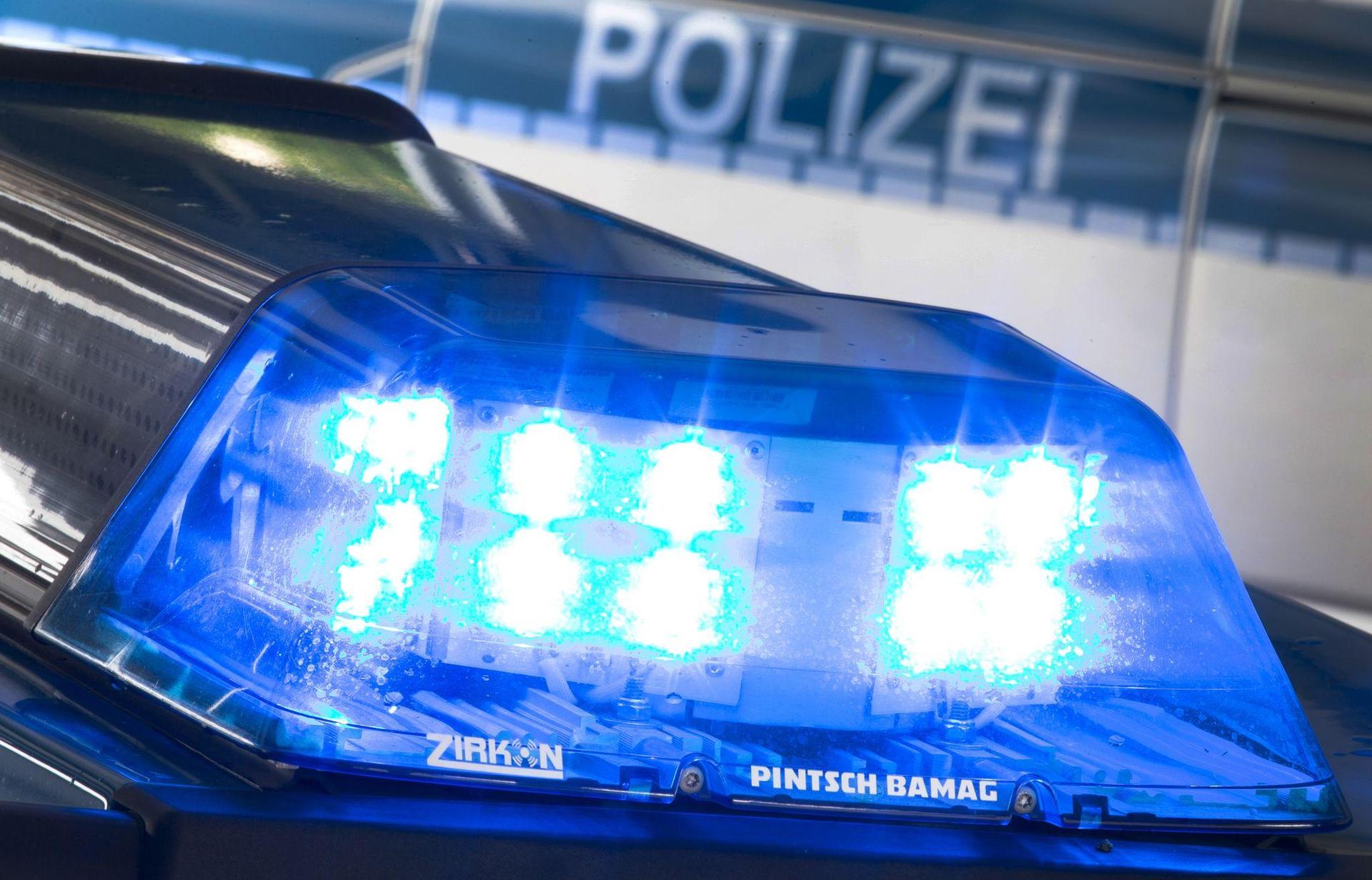 Ein 51-Jähriger schlägt in Sulzbach-Rosenberg auf einen 68-Jährigen ein, der ins Koma fällt. (Symbolbild: Friso Gentsch/dpa)