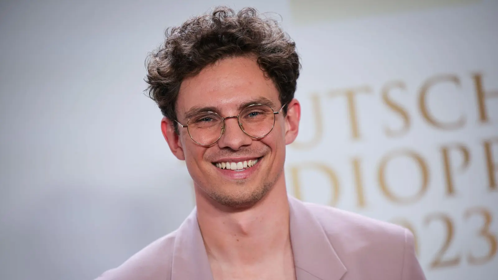 Sänger Kamrad liebt das Popstar- und Kleinstadtleben. (Bild: Christian Charisius/dpa)