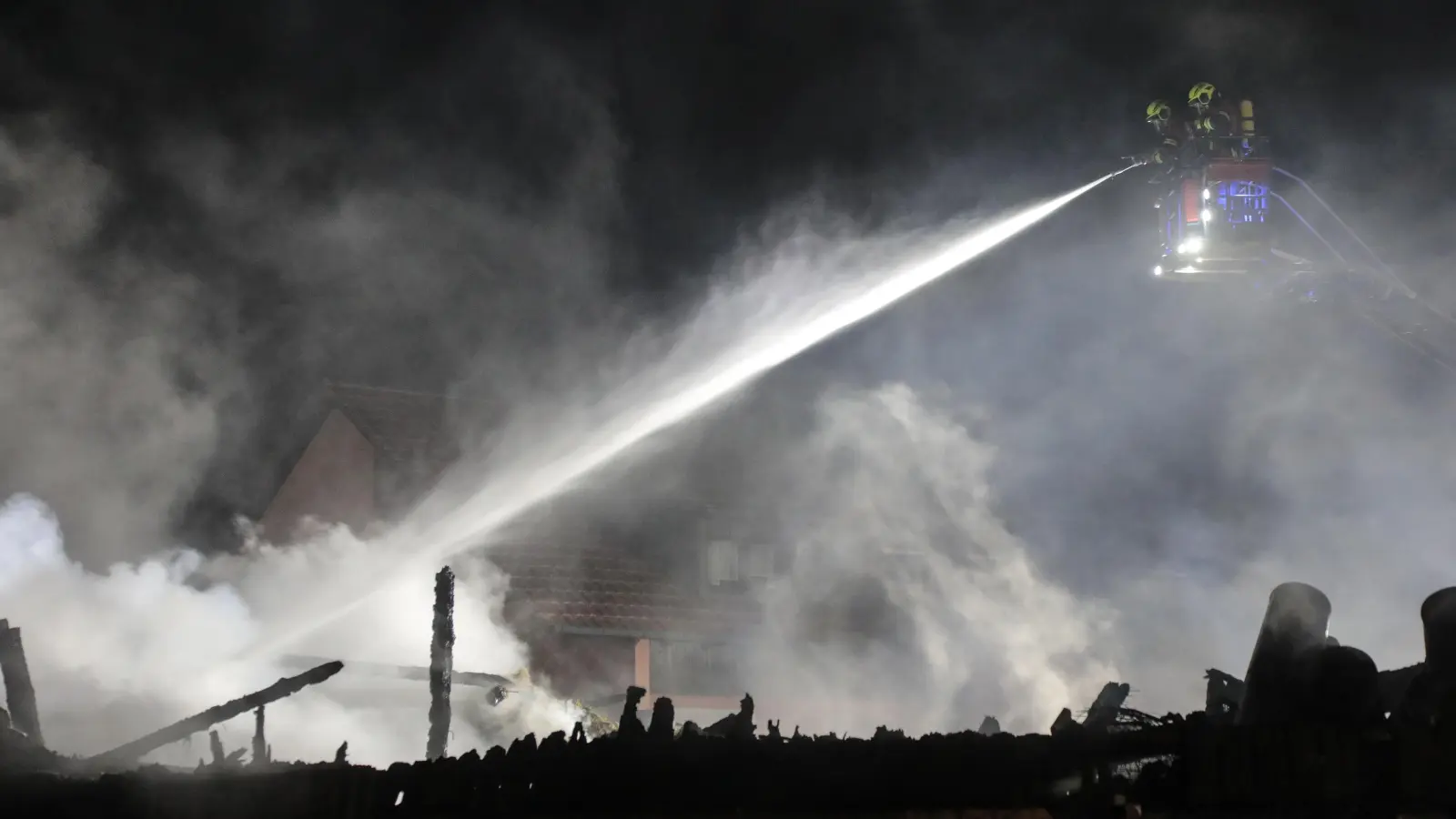 Bei einem Großfeuer in Mittelmühle, das zum Hirschauer Ortsteil Steiningloh gehört, ist ein Rinderstall ein Raub der Flammen geworden.  (Bild: Wolfgang Steinbacher)