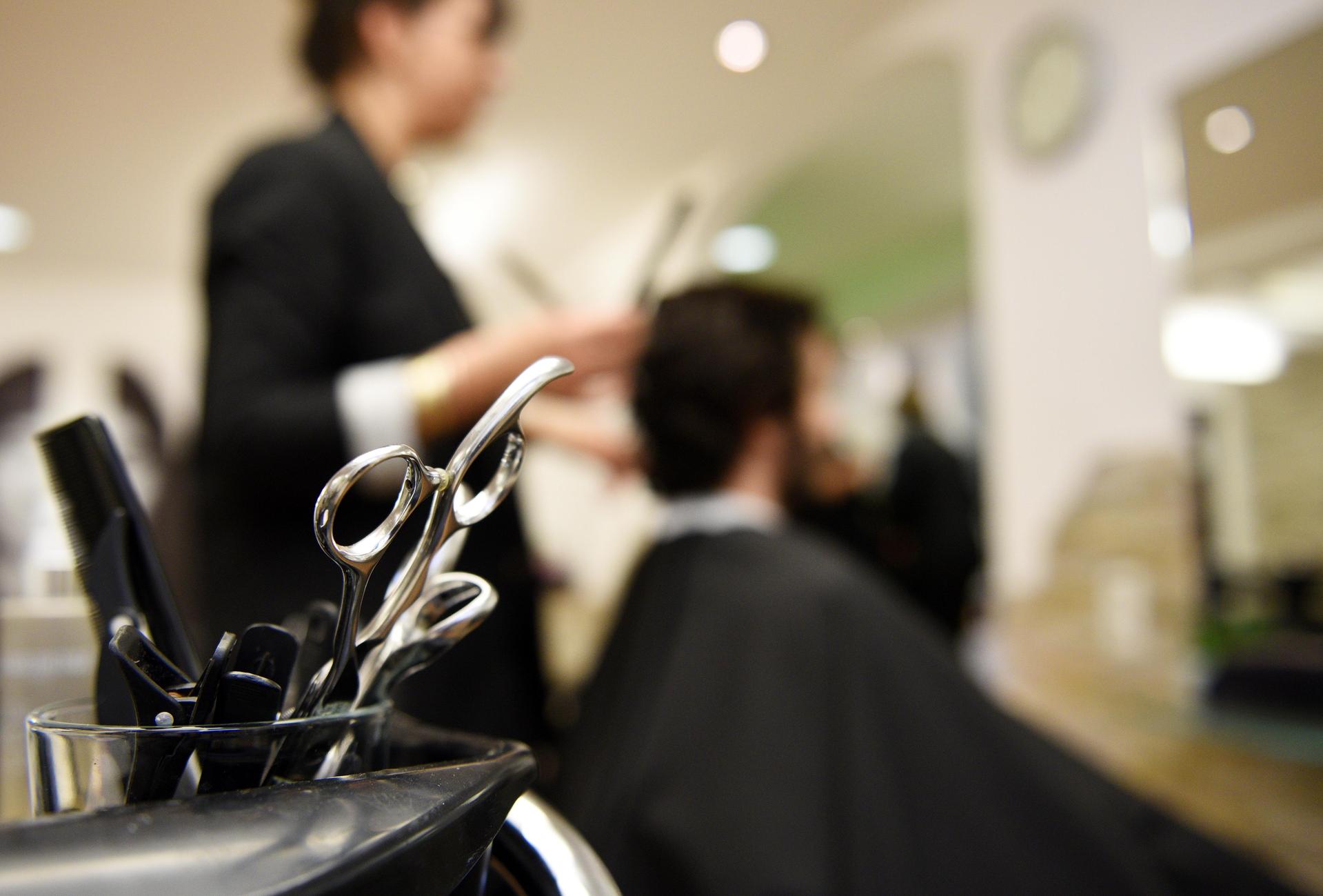 Ein Friseur in Amberg streamt einen Haarschnitt live im Internet. Ein Strafverfahren wird eingeleitet. (Symbolbild: picture alliance/dpa | Angelika Warmuth)