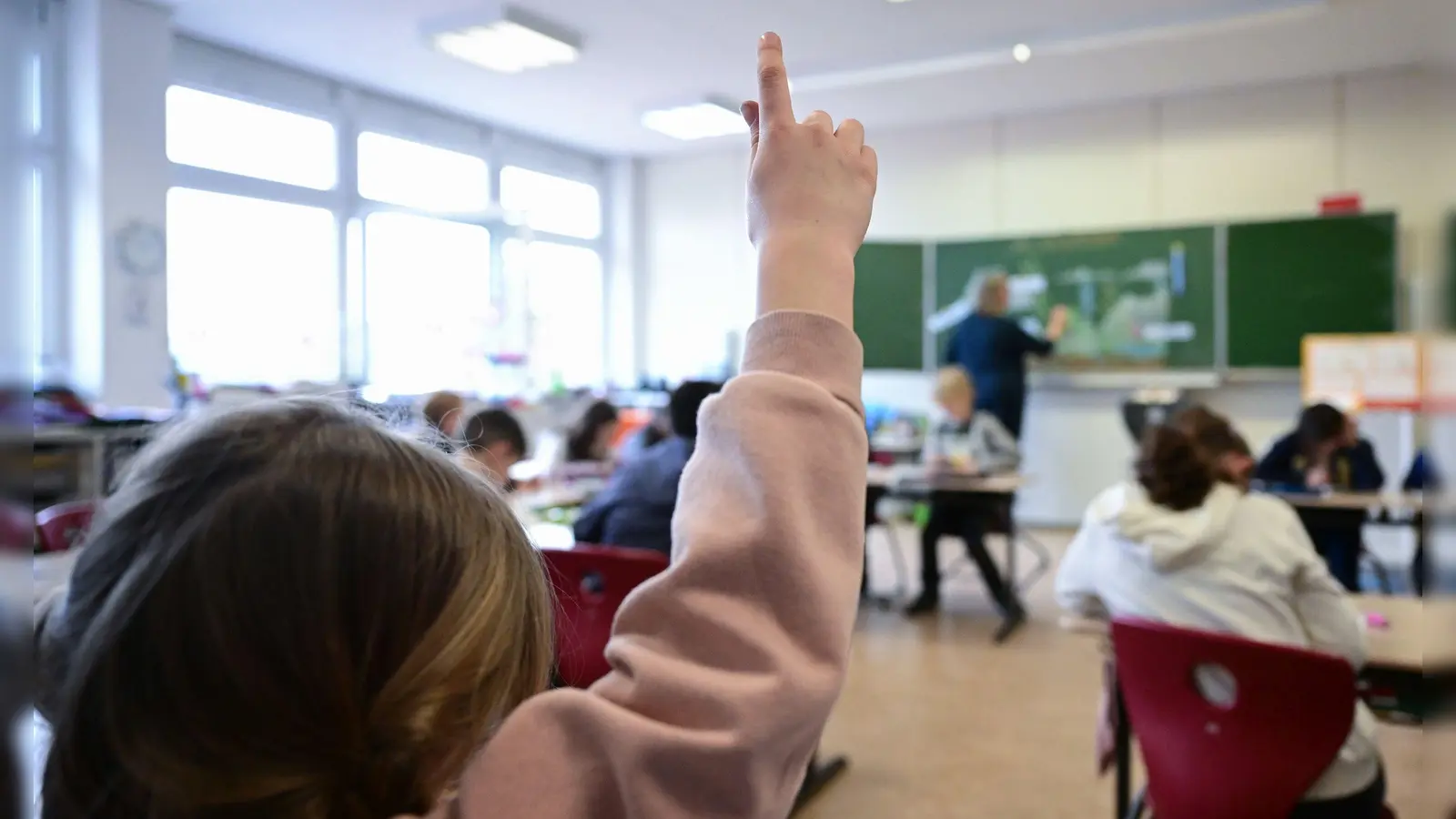 Wer eine Frage hat, darf sich melden. Die Kinder haben sehr viele Fragen - auch zur bevorstehenden Bundestagswahl. (Symbolbild: Bernd Weißbrod/dpa)