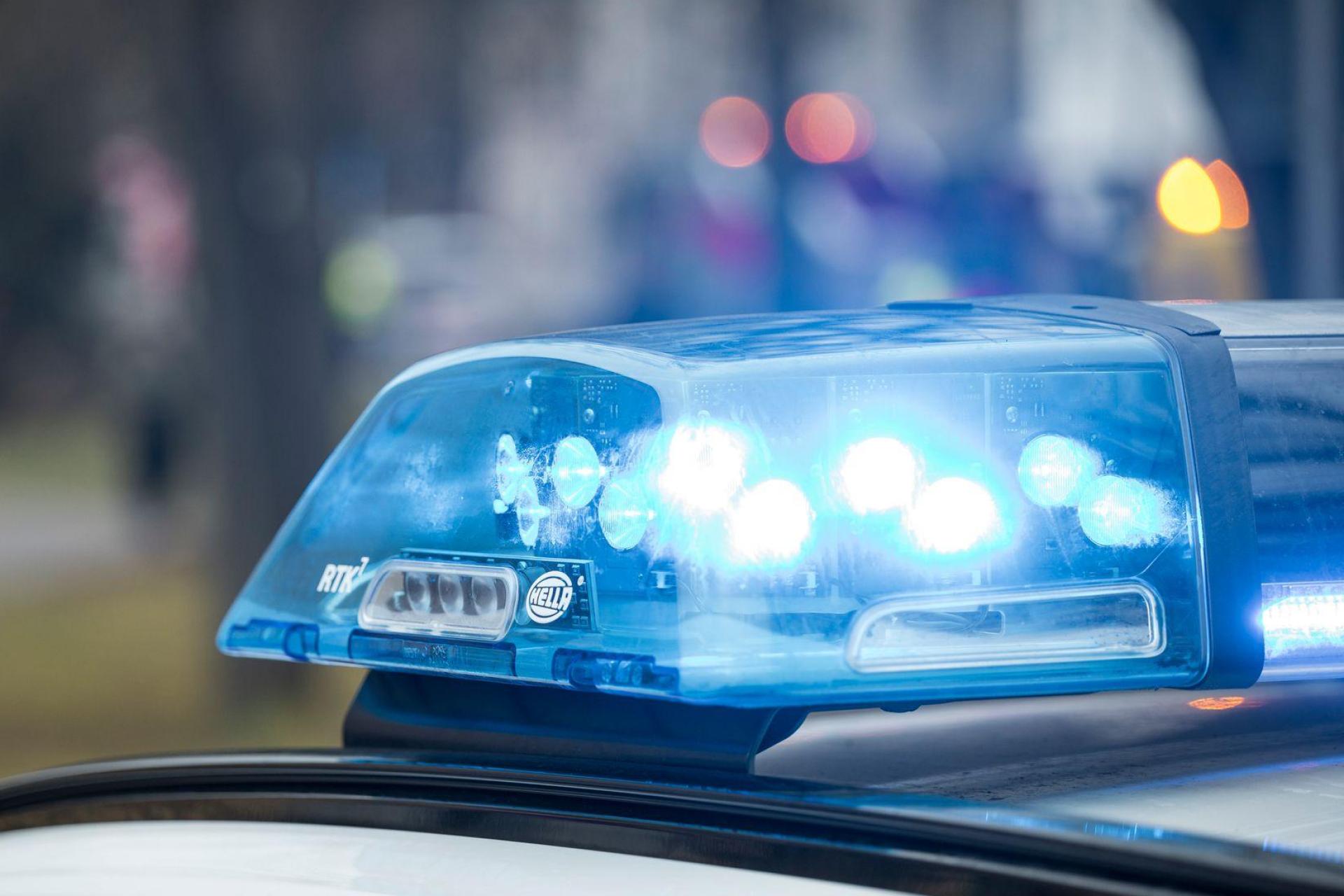 Die beiden Täter flüchten in dem gestohlenen Wagen. (Symbolbild) (Bild: Daniel Vogl/dpa)