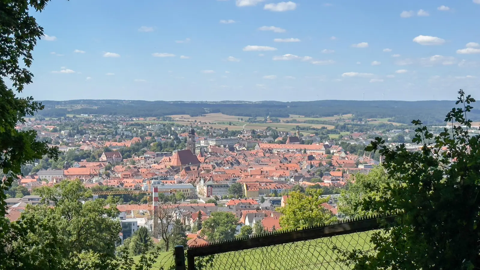Auf dem Bankerl am Berg gibt es die perfekte Aussicht über die Stadt – ideal für ein Kaltgetränk. (Bild: Leon Karwath)