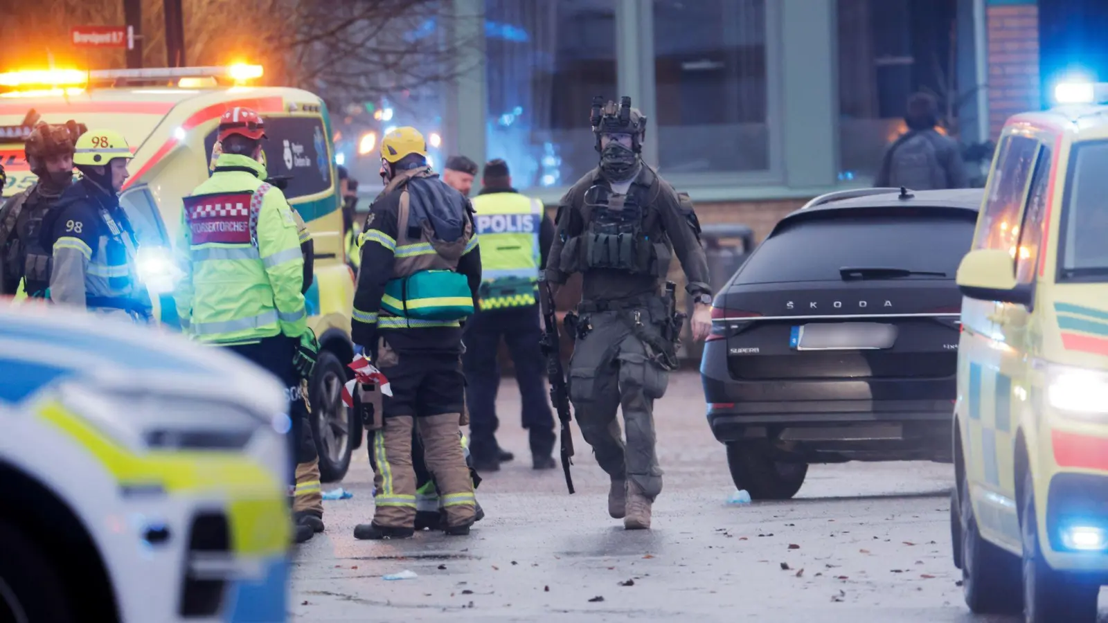 An der Schule in Schweden kam es zu einem Großeinsatz. (Bild: Kicki Nilsson/TT News Agency/AP/dpa)