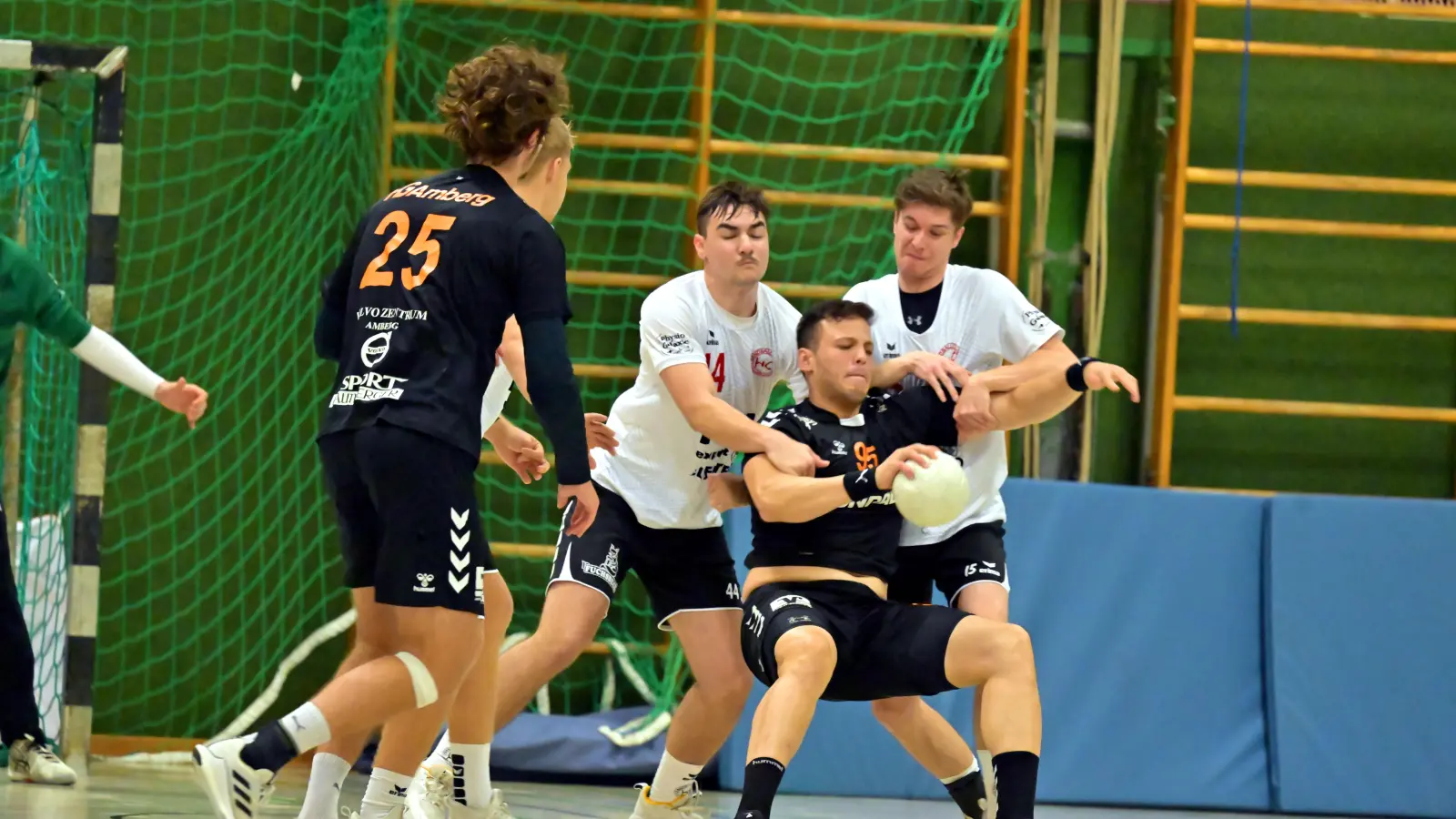 Ahmed Arrak (Mitte, Szene aus dem Spiel gegen Sulzbach) von der HG Amberg wird in die Zange genommen. Gegen Herzogenaurach gelang der HG ein ungefährdeter 34:18-Heimsieg.  (Archivbild: Hubert Ziegler)