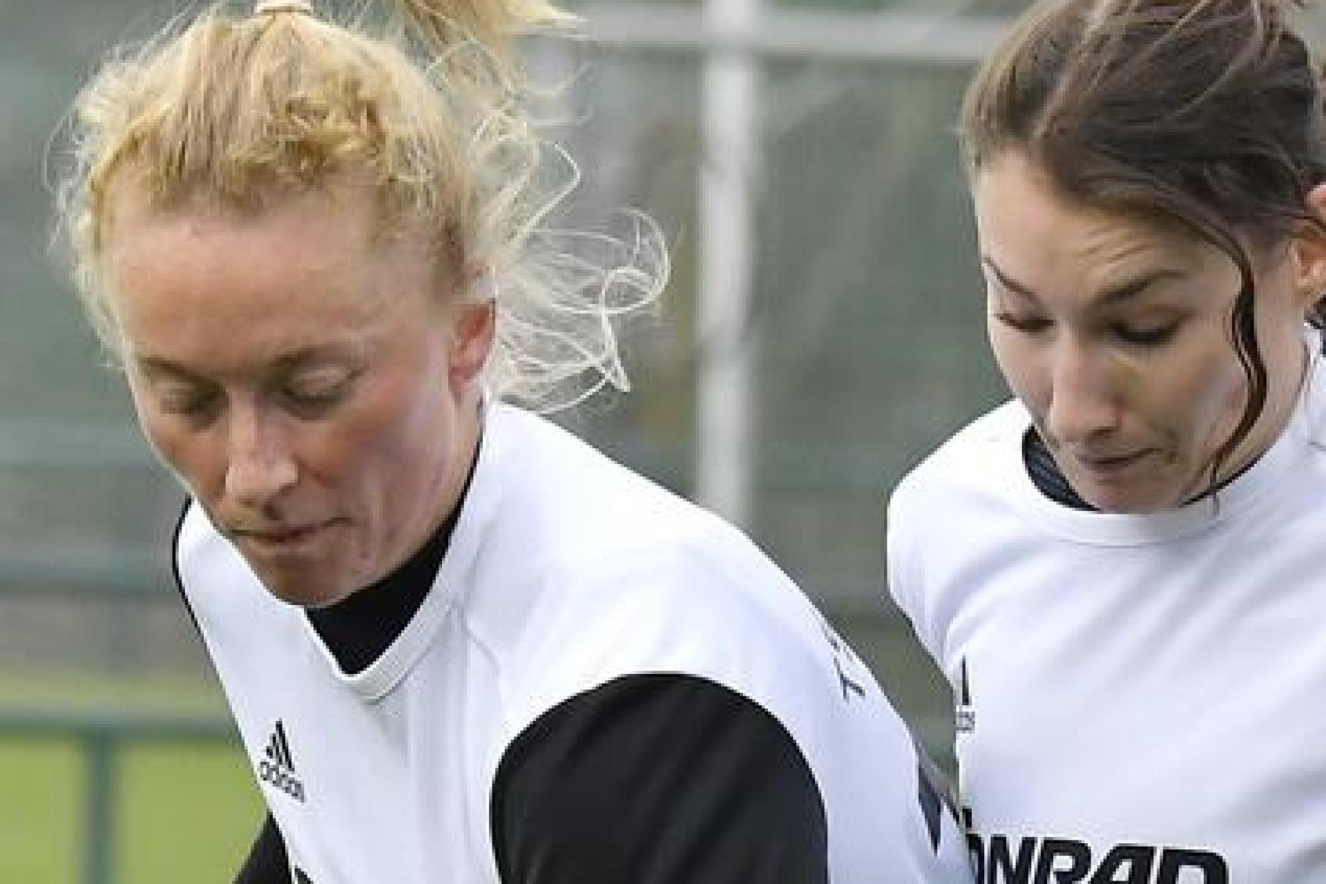 Anne Wagner (links, Szene aus einem früheren Spiel) und Marie Karpf (2.v.l.) vom TSV Theuern sichern in dieser Szene den Ball vor ihren Gegnerinnen. Gegen den FC Forstern setzte es am vergangenen Wochenende eine deutlich 1:5-Pleite.  (Archivbild: Hubert Ziegler)