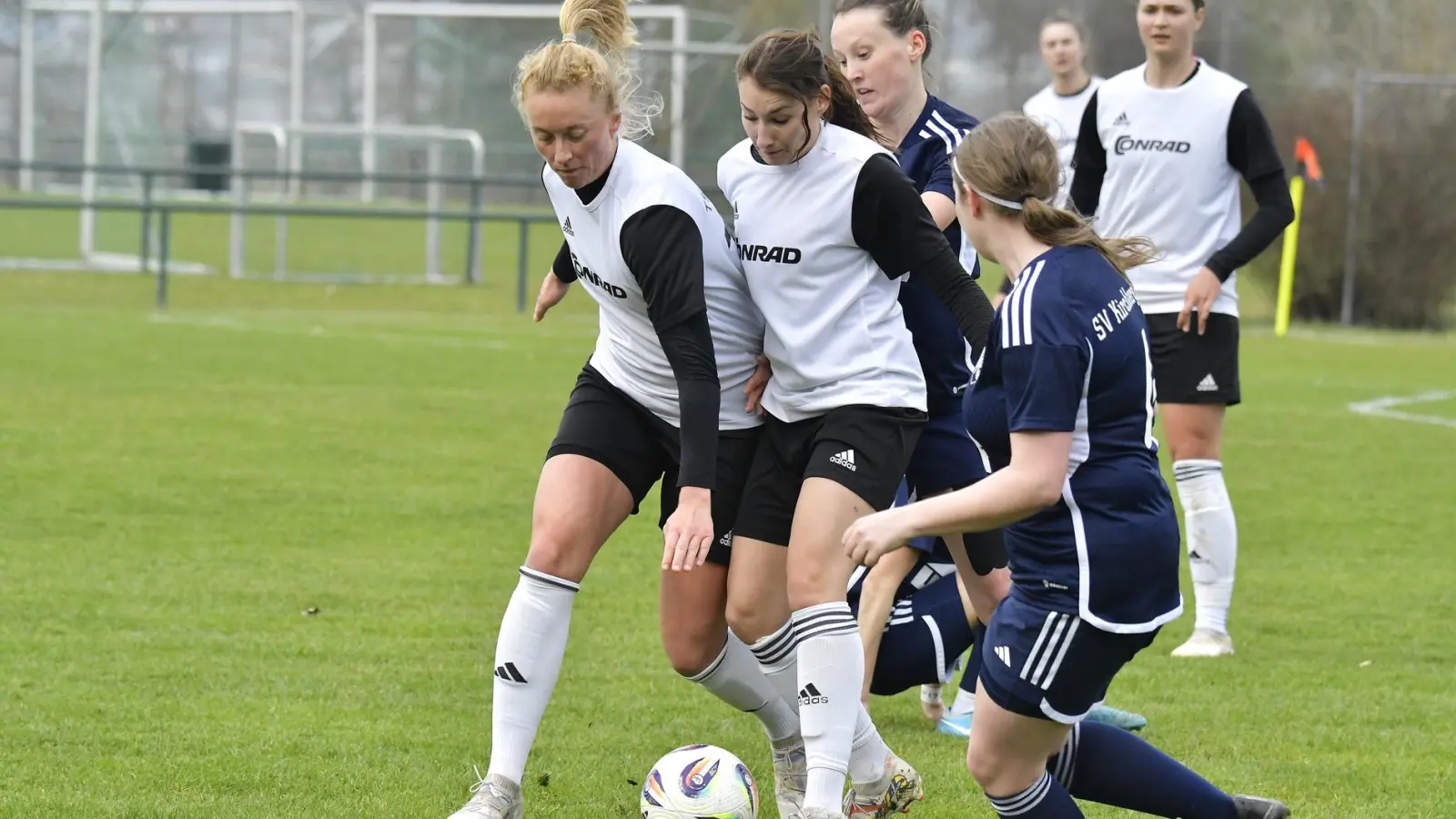Anne Wagner (links, Szene aus einem früheren Spiel) und Marie Karpf (2.v.l.) vom TSV Theuern sichern in dieser Szene den Ball vor ihren Gegnerinnen. Gegen den FC Forstern setzte es am vergangenen Wochenende eine deutlich 1:5-Pleite.  (Archivbild: Hubert Ziegler)