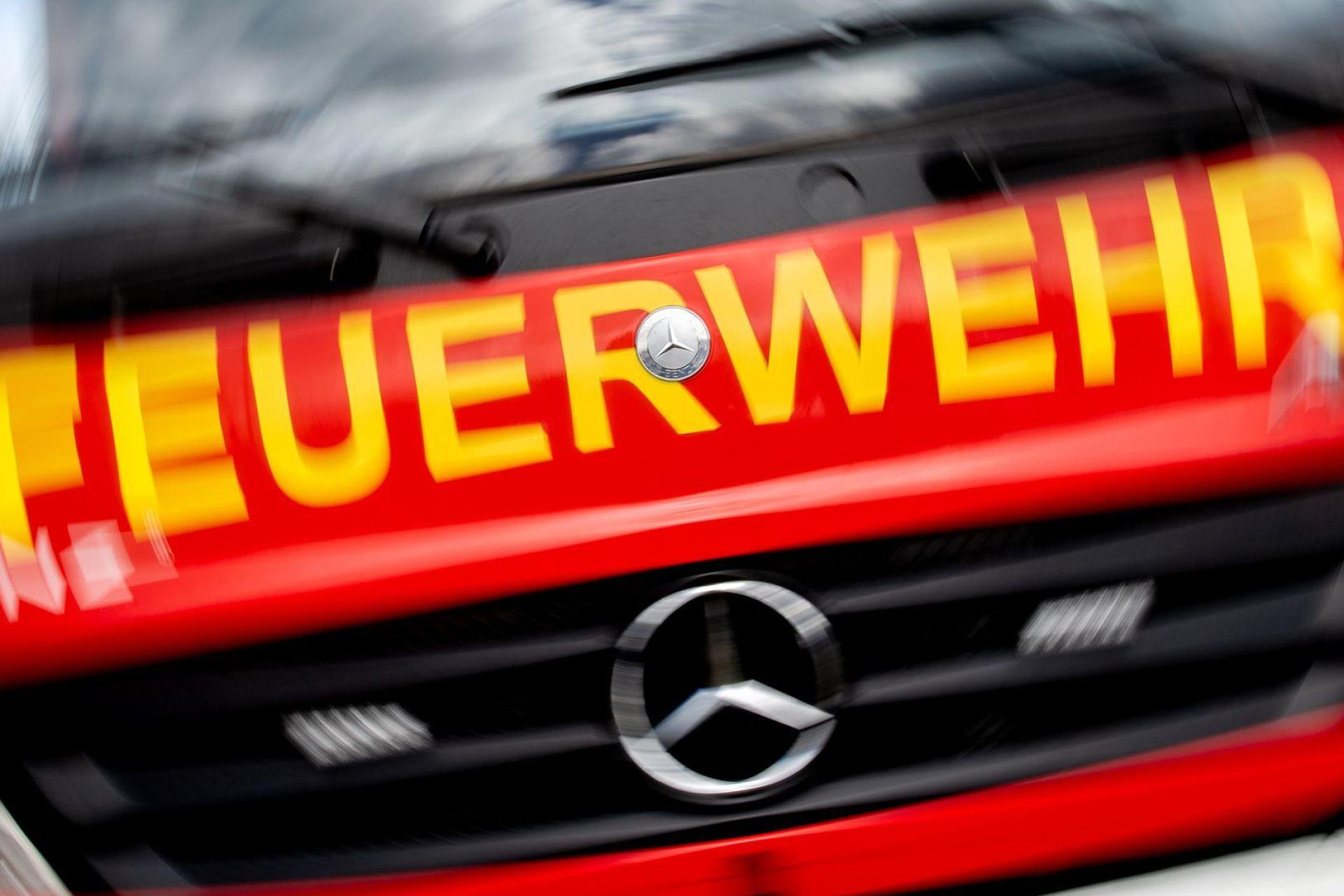 Die Feuerwehr rückte am Dienstag aus, weil ein Auto bei Freihung brannte. (Symbolbild: Hauke-Christian Dittrich/dpa)