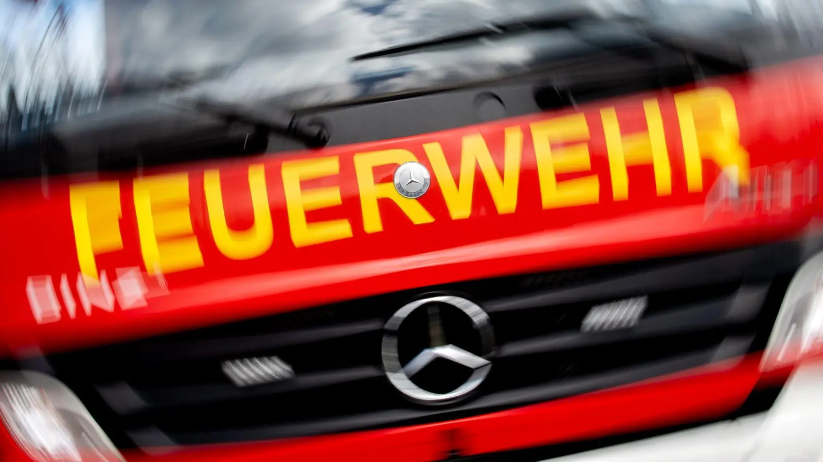 Die Feuerwehr rückte am Dienstag aus, weil ein Auto bei Freihung brannte. (Symbolbild: Hauke-Christian Dittrich/dpa)