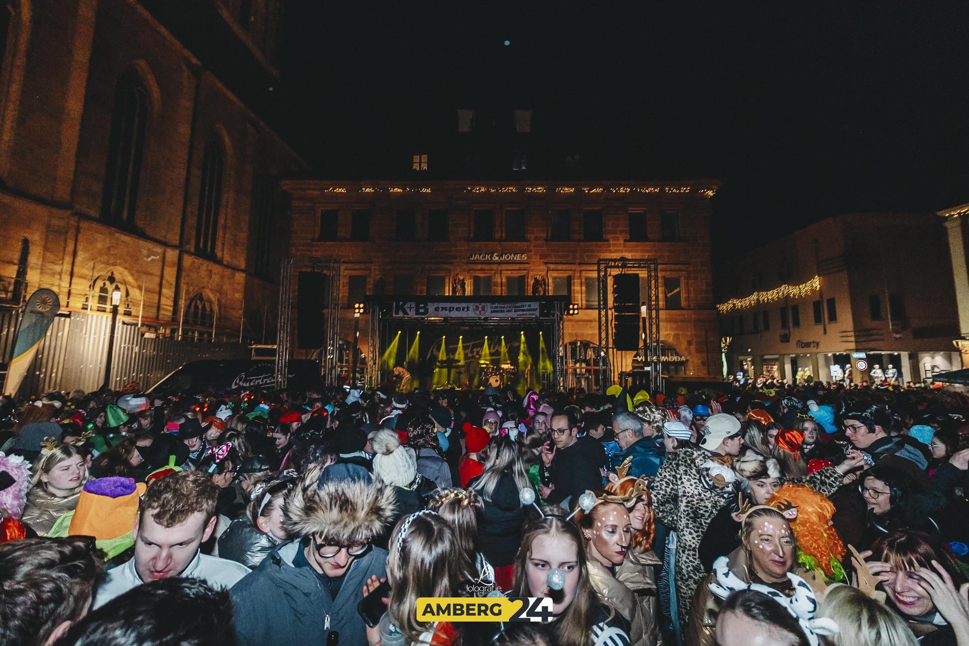 Amberger Hexennacht: Das war 2025 am Marktplatz los. Wir wünschen euch viel Spaß mit den Fotos.  (Bild: Leonie Hartung)