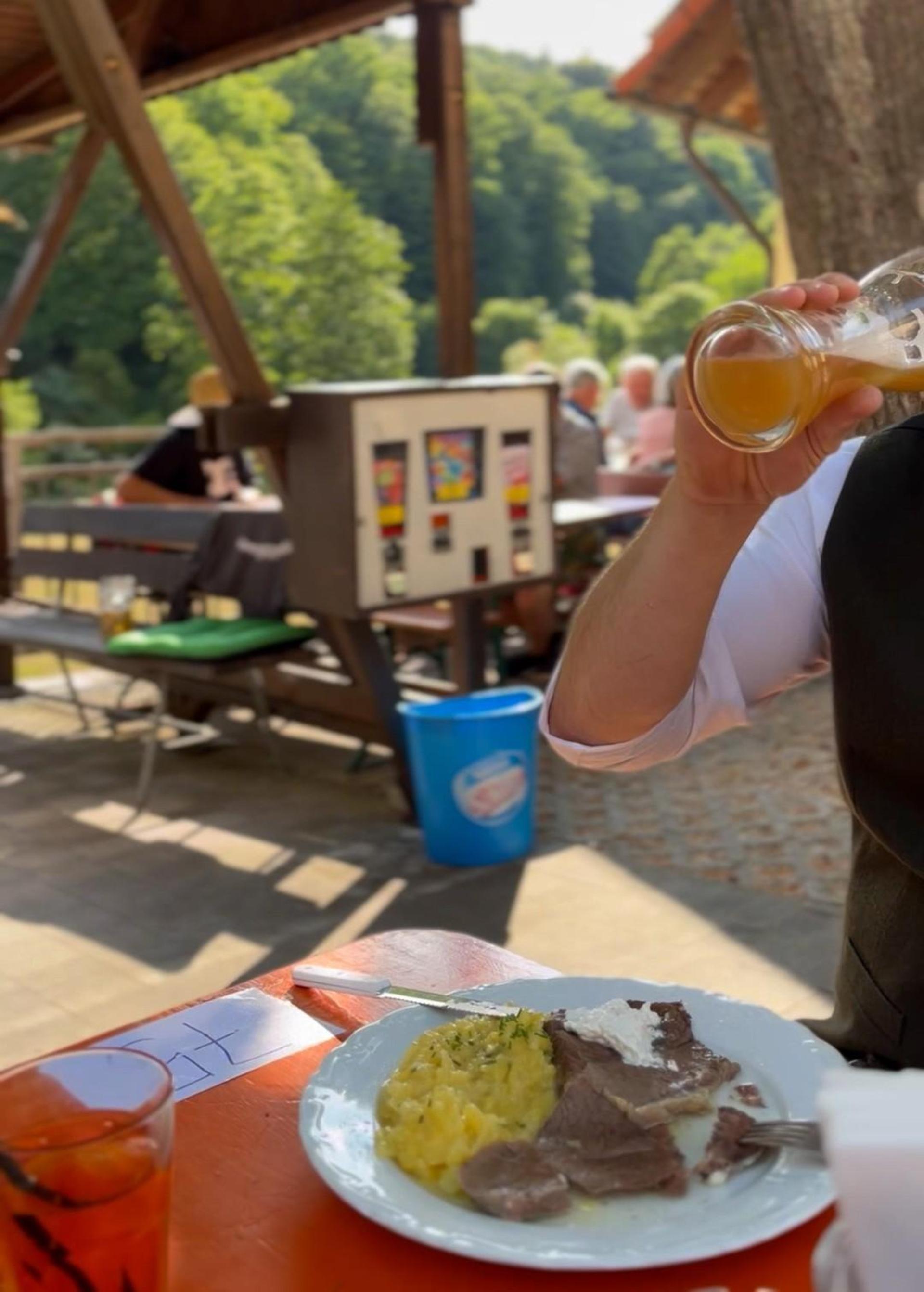 Rindfleisch, Kartoffelsalat, Meerrettich und ein Bierchen - das ist die Vogelsuppe in Weigendorf. (Bild: knz)