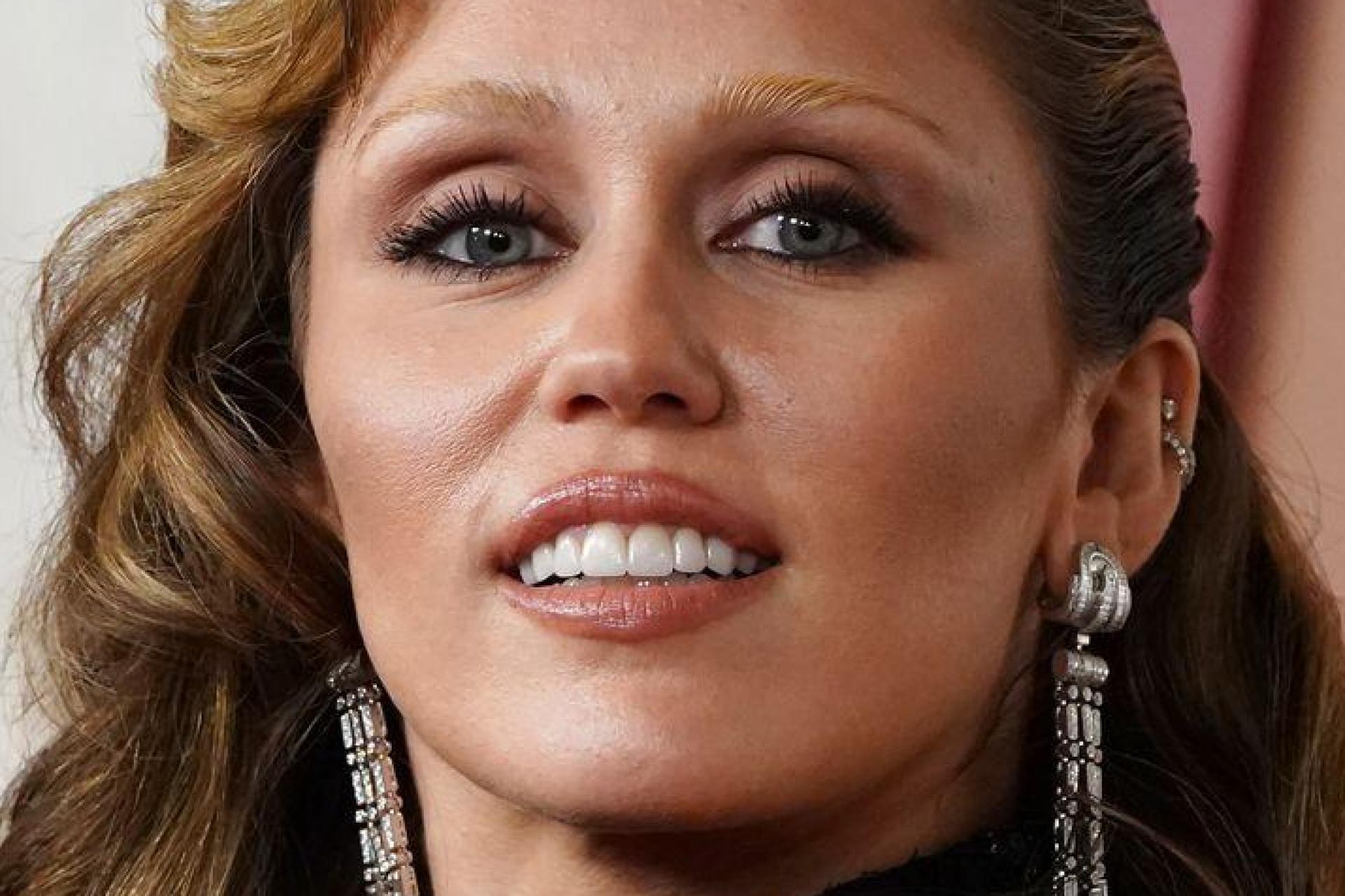 Miley Cyrus lässt sich von ihrem Verlobten im Alltag helfen. (Archivbild) (Bild: Jordan Strauss/Invision/dpa)