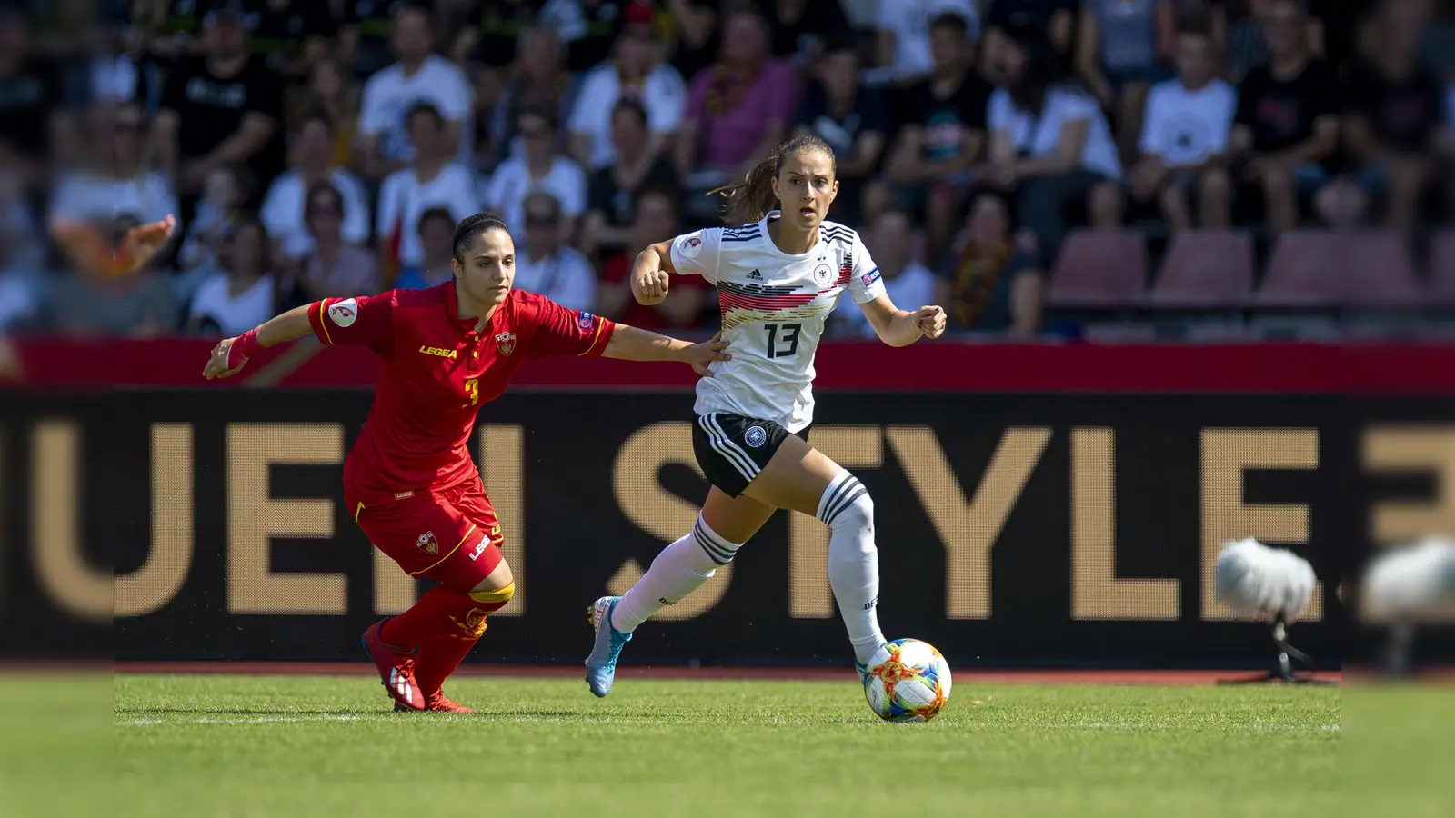 Sara Däbritz (rechts) läuft ihrer Gegenspielerin davon. (Bild: David Inderlied/dpa)