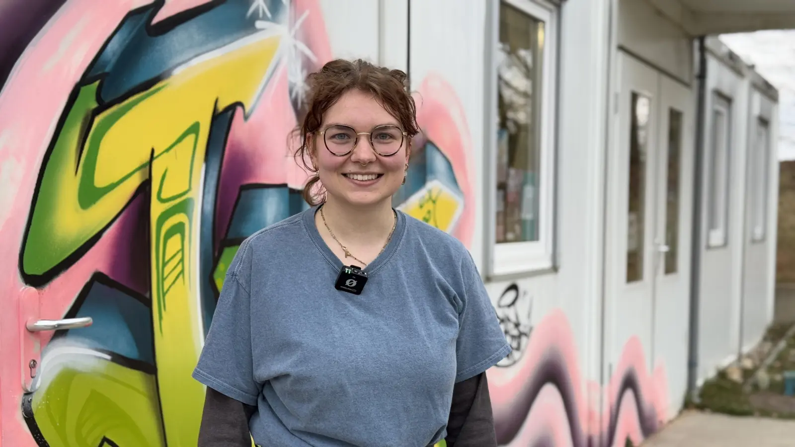 Leonie Böhnke vorm Jugendtreff Cube in Kümmersbruck. Sie plant Aktionen für Jugendliche wie zum Beispiel gemeinsame Kochabende. (Bild: Dominik Mark)