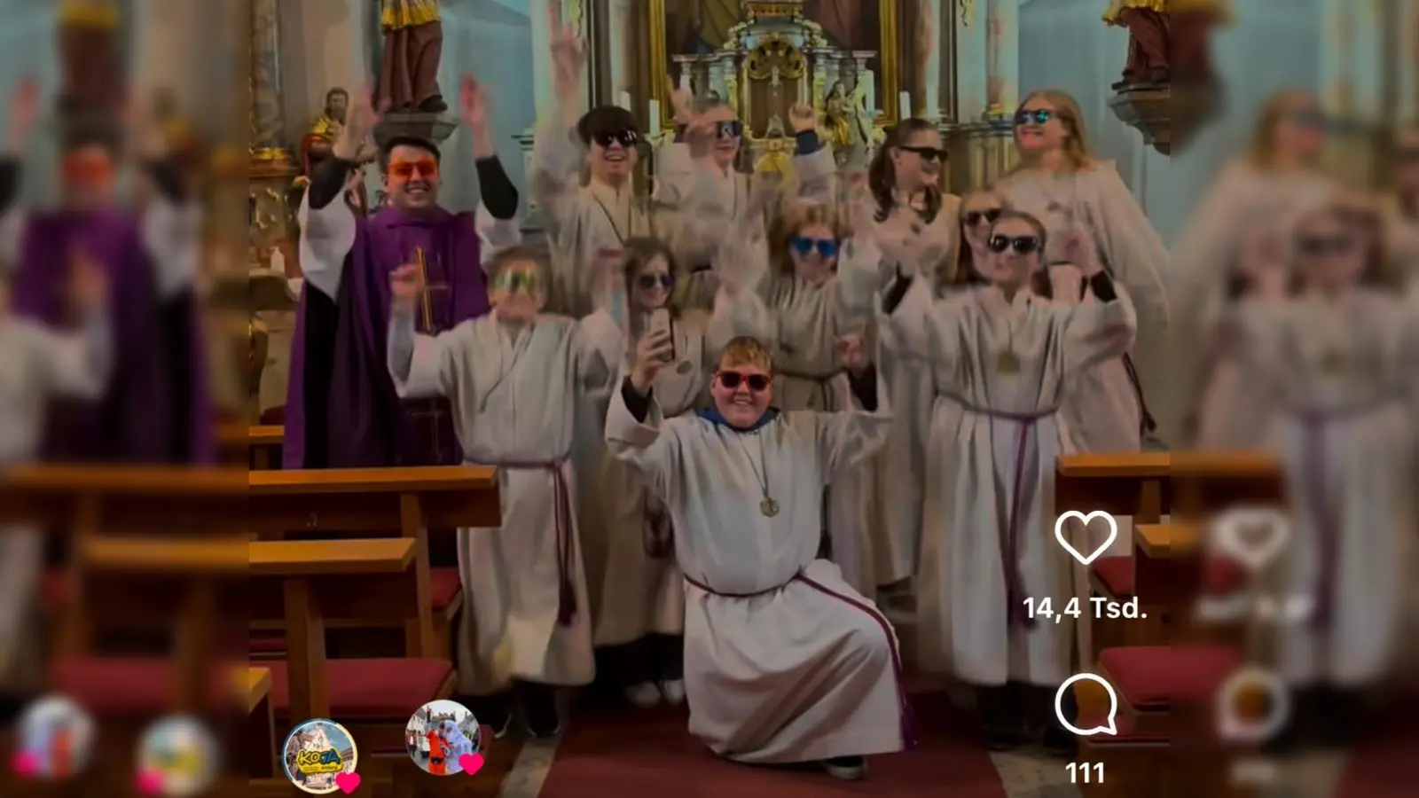 Die Ministrant*innen in ihren Alben vor dem Altar. (Screenshot: www.instagram.com/minis_paulsdorf)