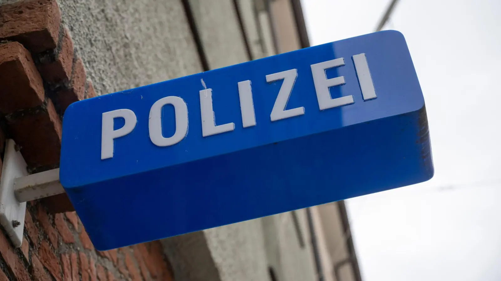 In der Baumannstraße in Amberg wurde ein Gartenzaun beschädigt – die Polizei sucht nach Zeugen. (Symbolbild: Peter Kneffel/dpa)