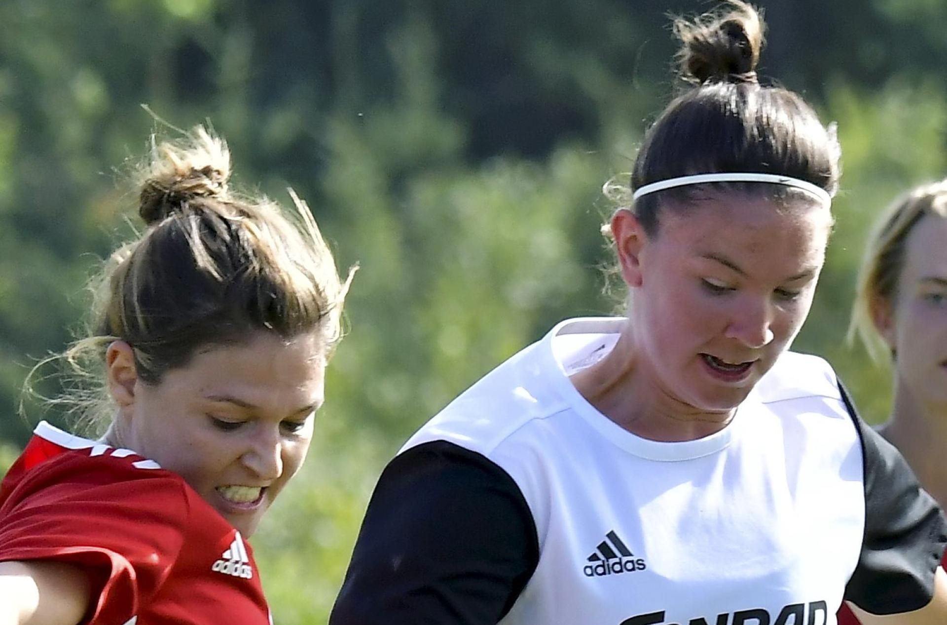 Anna Kreißl (weißes Trikot/Szene aus einem anderen Spiel) ist normalerweise im Feld unterwegs. Gegen Bad Aibling musste sie zur Pause ins Tor. (Archivbild: Hubert Ziegler)