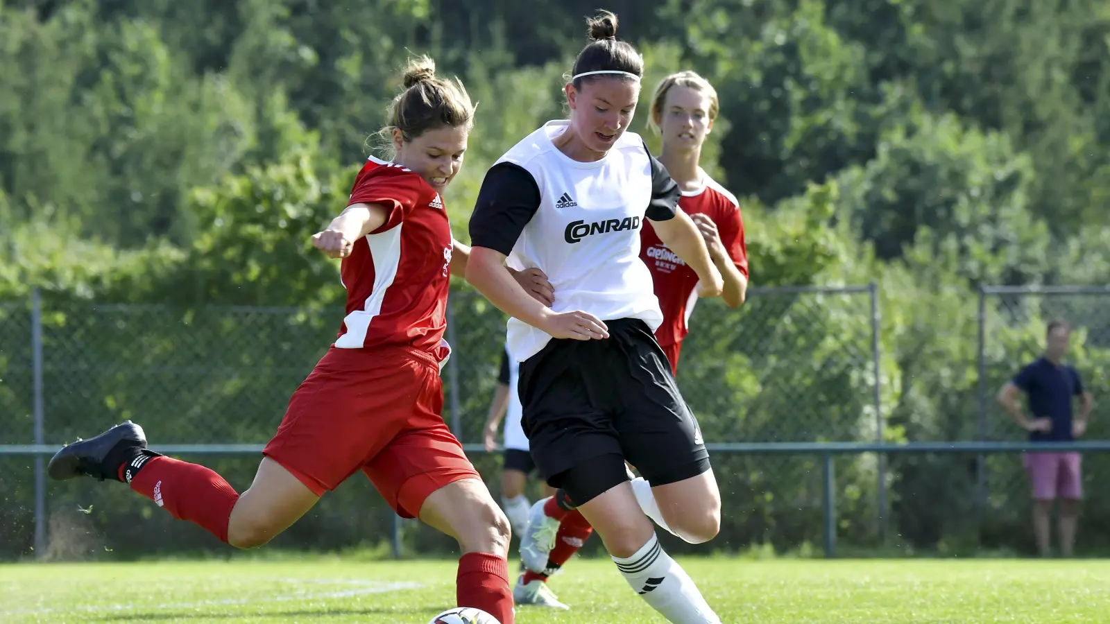 Anna Kreißl (weißes Trikot/Szene aus einem anderen Spiel) ist normalerweise im Feld unterwegs. Gegen Bad Aibling musste sie zur Pause ins Tor. (Archivbild: Hubert Ziegler)