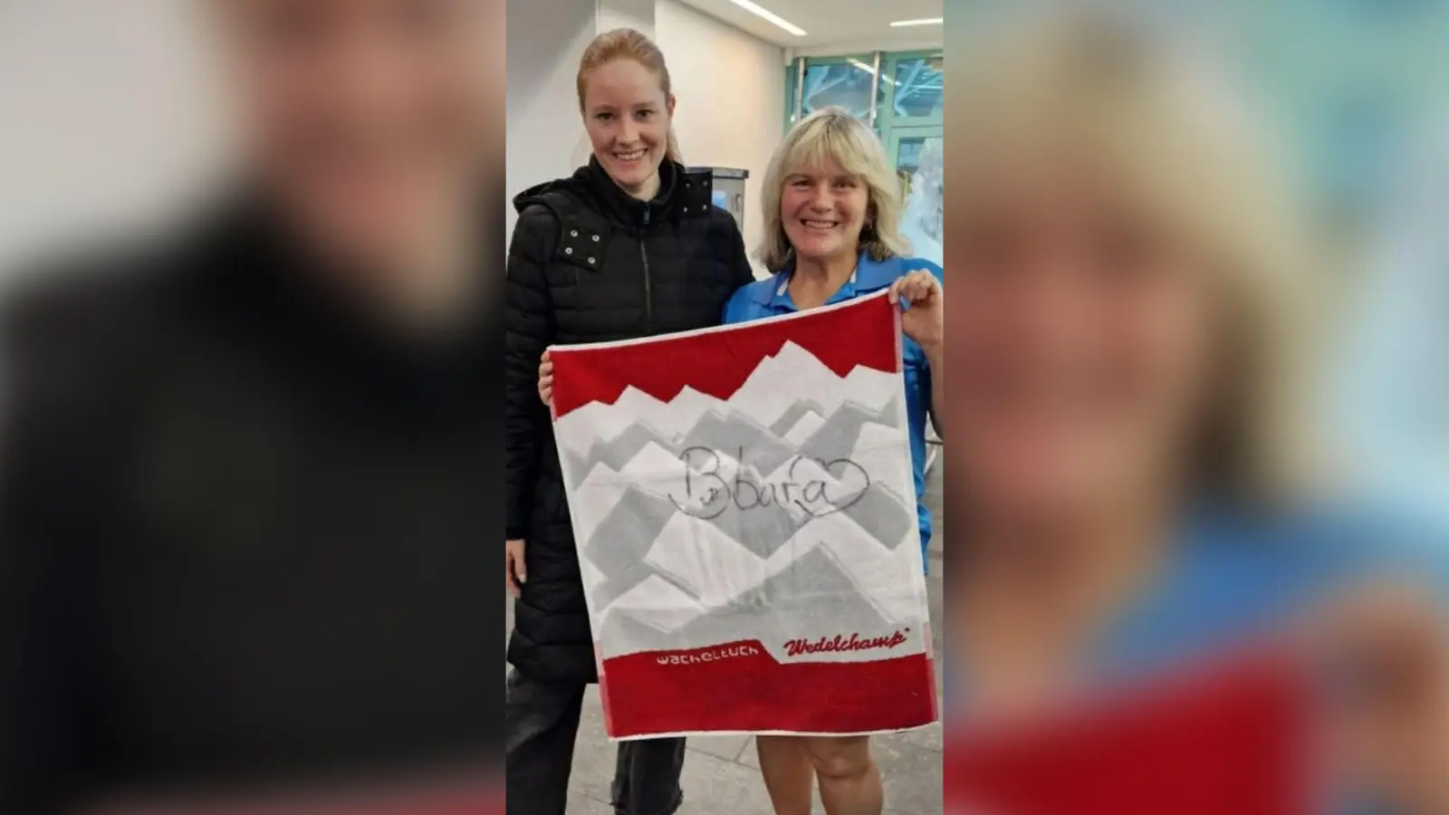 Barbara Meier (links) signiert das Handtuch von Saunameisterin Sabine Singer (rechts) im Kurfürstenbad Amberg.  (Bild: Sabine Singer)