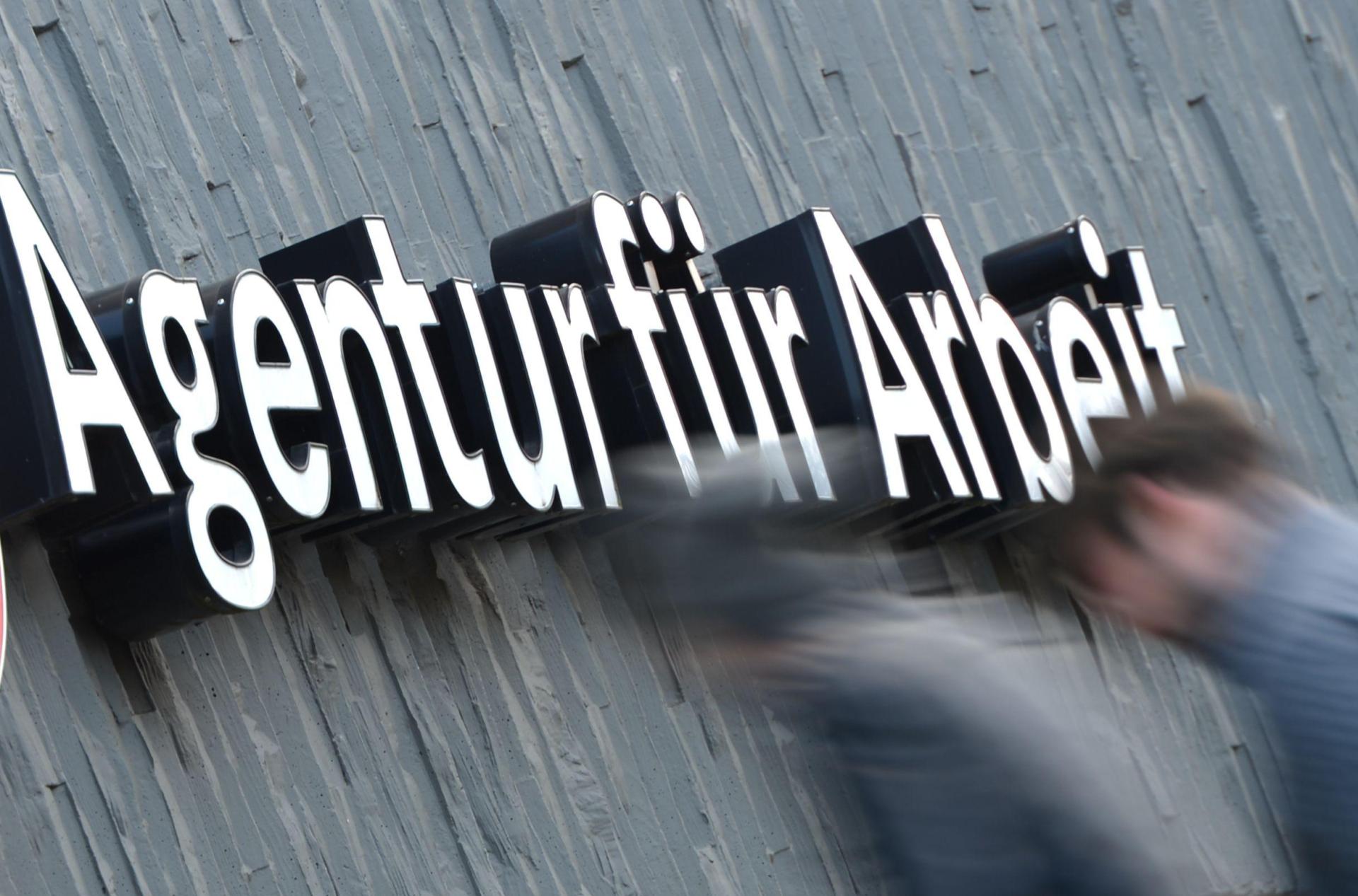Der Empfang mehrerer Arbeitsagenturen ist am 21. Mai nicht besetzt. (Symbolbild: Arne Dedert/dpa)