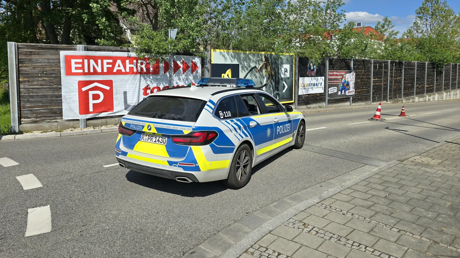 Ein Polizeiauto steht in der Zufahrt zur Tiefgarage eines Baumarkts, wo am Vormittag die Leiche einer Frau im Kofferraum eines Autos gefunden worden ist. (Bild: picture alliance/dpa/vifogra | Moller-Schuh)