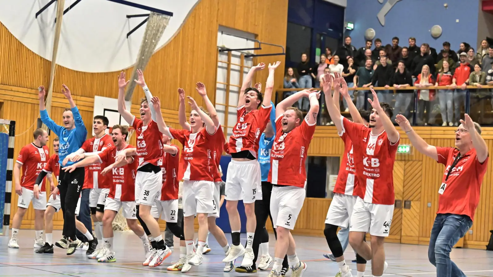 Die Halle abgerissen: Die Handballer des HC Sulzbach feiern gemeinsam mit ihren Fans die Meisterschaft im Derby gegen die HG Amberg.  (Bild: Hubert Ziegler)
